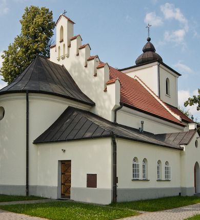 Zdjęcie nr 4: Kościół św. Jakuba Apostoła w Sance usytuowany jest na wzgórzu, w centrum wsi, na południe od głównej drogi. Teren przykościelny jest otoczony wysokim murem z wzniesionym na nim, niższym i żeliwnym płotem. W części północno-zachodniej muru zlokalizowana jest szeroka brama, od wschodu wąska furtka, a od południa wejście na cmentarz.

Kościół jest orientowany, murowany, otynkowany, jednonawowy z czworoboczną wieżą w fasadzie i z wąskim prezbiterium, zamkniętym półkoliście. Nawa jest szersza, na planie prostokąta, nakryta sklepieniem kolebkowym. Od zachodu do nawy dostawiona kruchta, a od strony północnej do prezbiterium zakrystia. W zachodniej części świątyni wzniesiony jest murowany chór muzyczny. Wnętrze bez zaznaczonych większych podziałów architektonicznych, jedynie w prezbiterium gzyms podokapowy, wychodzący na ścianę arkady tęczowej. Wnętrze oświetlają umieszczone w południowych ścianach nawy prostokątne, zamknięte półkoliście dwa okna oraz jedno od strony południowej w prezbiterium; ponadto niewielkie okrągłe okno na ścianie wschodniej prezbiterium. Do kościoła prowadzi główne wejście od strony zachodniej oraz jedno przez kruchtę od północy i dwa przez zakrystię. Zakrystia: wejście w części zachodniej zakończone ostrołukowo, nad nim okrągłe okno; drugie wejście w ścianie wschodniej, proste odrzwia; na ścianie północnej cztery prostokątne okna zakończone półkoliście.

W zewnętrznej elewacji kościoła widoczny jest niewysoki, kamienny cokół wyłożony płytami z piaskowca, powyżej kościół otynkowany. Świątynię obiega podokapowy gzyms. Prezbiterium, niższe od nawy. Nawa nakryta dachem dwuspadowym z trójkątnym szczytem schodkowym na wschodnim zakończeniu. Do zachodniej fasady kościoła dostawiona jest wysoka i masywna wieża, założona na planie kwadratu. W dolnej kondygnacji na osi kościoła prostokątne, zamknięte półkoliście wejście do kruchty. Narożniki pierwszej kondygnacji flankowane lizenami, ściany w dwóch trzecich wysokości przedzielone gzymsem, powyżej na każdej ściance okrągłe okna. Kondygnacje rozdzielone daszkiem. W drugiej kondygnacji narożniki ujęte lizenami, w polach prostokątne, półkoliście zamknięte wnęki okienne z żaluzjami. Wieża zwieńczona baniastym hełmem. Nawa nakryta dachem dwuspadowym, pokrytym czerwoną dachówką, prezbiterium dachem wielopołaciowym z blachy miedzianej, która pokrywa również zakrystię. W północną ścianę kruchty pod wieżą wbudowana jest tablica pamiątkowa poświęcona kapitanowi Stanisławowi Kwiatkowskiemu.
