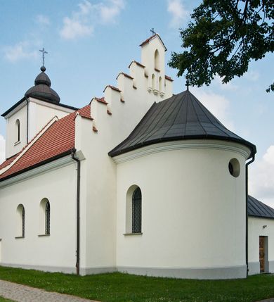 Zdjęcie nr 5: Kościół św. Jakuba Apostoła w Sance usytuowany jest na wzgórzu, w centrum wsi, na południe od głównej drogi. Teren przykościelny jest otoczony wysokim murem z wzniesionym na nim, niższym i żeliwnym płotem. W części północno-zachodniej muru zlokalizowana jest szeroka brama, od wschodu wąska furtka, a od południa wejście na cmentarz.

Kościół jest orientowany, murowany, otynkowany, jednonawowy z czworoboczną wieżą w fasadzie i z wąskim prezbiterium, zamkniętym półkoliście. Nawa jest szersza, na planie prostokąta, nakryta sklepieniem kolebkowym. Od zachodu do nawy dostawiona kruchta, a od strony północnej do prezbiterium zakrystia. W zachodniej części świątyni wzniesiony jest murowany chór muzyczny. Wnętrze bez zaznaczonych większych podziałów architektonicznych, jedynie w prezbiterium gzyms podokapowy, wychodzący na ścianę arkady tęczowej. Wnętrze oświetlają umieszczone w południowych ścianach nawy prostokątne, zamknięte półkoliście dwa okna oraz jedno od strony południowej w prezbiterium; ponadto niewielkie okrągłe okno na ścianie wschodniej prezbiterium. Do kościoła prowadzi główne wejście od strony zachodniej oraz jedno przez kruchtę od północy i dwa przez zakrystię. Zakrystia: wejście w części zachodniej zakończone ostrołukowo, nad nim okrągłe okno; drugie wejście w ścianie wschodniej, proste odrzwia; na ścianie północnej cztery prostokątne okna zakończone półkoliście.

W zewnętrznej elewacji kościoła widoczny jest niewysoki, kamienny cokół wyłożony płytami z piaskowca, powyżej kościół otynkowany. Świątynię obiega podokapowy gzyms. Prezbiterium, niższe od nawy. Nawa nakryta dachem dwuspadowym z trójkątnym szczytem schodkowym na wschodnim zakończeniu. Do zachodniej fasady kościoła dostawiona jest wysoka i masywna wieża, założona na planie kwadratu. W dolnej kondygnacji na osi kościoła prostokątne, zamknięte półkoliście wejście do kruchty. Narożniki pierwszej kondygnacji flankowane lizenami, ściany w dwóch trzecich wysokości przedzielone gzymsem, powyżej na każdej ściance okrągłe okna. Kondygnacje rozdzielone daszkiem. W drugiej kondygnacji narożniki ujęte lizenami, w polach prostokątne, półkoliście zamknięte wnęki okienne z żaluzjami. Wieża zwieńczona baniastym hełmem. Nawa nakryta dachem dwuspadowym, pokrytym czerwoną dachówką, prezbiterium dachem wielopołaciowym z blachy miedzianej, która pokrywa również zakrystię. W północną ścianę kruchty pod wieżą wbudowana jest tablica pamiątkowa poświęcona kapitanowi Stanisławowi Kwiatkowskiemu.
