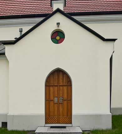 Zdjęcie nr 12: Kościół św. Jakuba Apostoła w Sance usytuowany jest na wzgórzu, w centrum wsi, na południe od głównej drogi. Teren przykościelny jest otoczony wysokim murem z wzniesionym na nim, niższym i żeliwnym płotem. W części północno-zachodniej muru zlokalizowana jest szeroka brama, od wschodu wąska furtka, a od południa wejście na cmentarz.

Kościół jest orientowany, murowany, otynkowany, jednonawowy z czworoboczną wieżą w fasadzie i z wąskim prezbiterium, zamkniętym półkoliście. Nawa jest szersza, na planie prostokąta, nakryta sklepieniem kolebkowym. Od zachodu do nawy dostawiona kruchta, a od strony północnej do prezbiterium zakrystia. W zachodniej części świątyni wzniesiony jest murowany chór muzyczny. Wnętrze bez zaznaczonych większych podziałów architektonicznych, jedynie w prezbiterium gzyms podokapowy, wychodzący na ścianę arkady tęczowej. Wnętrze oświetlają umieszczone w południowych ścianach nawy prostokątne, zamknięte półkoliście dwa okna oraz jedno od strony południowej w prezbiterium; ponadto niewielkie okrągłe okno na ścianie wschodniej prezbiterium. Do kościoła prowadzi główne wejście od strony zachodniej oraz jedno przez kruchtę od północy i dwa przez zakrystię. Zakrystia: wejście w części zachodniej zakończone ostrołukowo, nad nim okrągłe okno; drugie wejście w ścianie wschodniej, proste odrzwia; na ścianie północnej cztery prostokątne okna zakończone półkoliście.

W zewnętrznej elewacji kościoła widoczny jest niewysoki, kamienny cokół wyłożony płytami z piaskowca, powyżej kościół otynkowany. Świątynię obiega podokapowy gzyms. Prezbiterium, niższe od nawy. Nawa nakryta dachem dwuspadowym z trójkątnym szczytem schodkowym na wschodnim zakończeniu. Do zachodniej fasady kościoła dostawiona jest wysoka i masywna wieża, założona na planie kwadratu. W dolnej kondygnacji na osi kościoła prostokątne, zamknięte półkoliście wejście do kruchty. Narożniki pierwszej kondygnacji flankowane lizenami, ściany w dwóch trzecich wysokości przedzielone gzymsem, powyżej na każdej ściance okrągłe okna. Kondygnacje rozdzielone daszkiem. W drugiej kondygnacji narożniki ujęte lizenami, w polach prostokątne, półkoliście zamknięte wnęki okienne z żaluzjami. Wieża zwieńczona baniastym hełmem. Nawa nakryta dachem dwuspadowym, pokrytym czerwoną dachówką, prezbiterium dachem wielopołaciowym z blachy miedzianej, która pokrywa również zakrystię. W północną ścianę kruchty pod wieżą wbudowana jest tablica pamiątkowa poświęcona kapitanowi Stanisławowi Kwiatkowskiemu.

