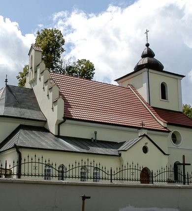 Zdjęcie nr 10: Kościół św. Jakuba Apostoła w Sance usytuowany jest na wzgórzu, w centrum wsi, na południe od głównej drogi. Teren przykościelny jest otoczony wysokim murem z wzniesionym na nim, niższym i żeliwnym płotem. W części północno-zachodniej muru zlokalizowana jest szeroka brama, od wschodu wąska furtka, a od południa wejście na cmentarz.

Kościół jest orientowany, murowany, otynkowany, jednonawowy z czworoboczną wieżą w fasadzie i z wąskim prezbiterium, zamkniętym półkoliście. Nawa jest szersza, na planie prostokąta, nakryta sklepieniem kolebkowym. Od zachodu do nawy dostawiona kruchta, a od strony północnej do prezbiterium zakrystia. W zachodniej części świątyni wzniesiony jest murowany chór muzyczny. Wnętrze bez zaznaczonych większych podziałów architektonicznych, jedynie w prezbiterium gzyms podokapowy, wychodzący na ścianę arkady tęczowej. Wnętrze oświetlają umieszczone w południowych ścianach nawy prostokątne, zamknięte półkoliście dwa okna oraz jedno od strony południowej w prezbiterium; ponadto niewielkie okrągłe okno na ścianie wschodniej prezbiterium. Do kościoła prowadzi główne wejście od strony zachodniej oraz jedno przez kruchtę od północy i dwa przez zakrystię. Zakrystia: wejście w części zachodniej zakończone ostrołukowo, nad nim okrągłe okno; drugie wejście w ścianie wschodniej, proste odrzwia; na ścianie północnej cztery prostokątne okna zakończone półkoliście.

W zewnętrznej elewacji kościoła widoczny jest niewysoki, kamienny cokół wyłożony płytami z piaskowca, powyżej kościół otynkowany. Świątynię obiega podokapowy gzyms. Prezbiterium, niższe od nawy. Nawa nakryta dachem dwuspadowym z trójkątnym szczytem schodkowym na wschodnim zakończeniu. Do zachodniej fasady kościoła dostawiona jest wysoka i masywna wieża, założona na planie kwadratu. W dolnej kondygnacji na osi kościoła prostokątne, zamknięte półkoliście wejście do kruchty. Narożniki pierwszej kondygnacji flankowane lizenami, ściany w dwóch trzecich wysokości przedzielone gzymsem, powyżej na każdej ściance okrągłe okna. Kondygnacje rozdzielone daszkiem. W drugiej kondygnacji narożniki ujęte lizenami, w polach prostokątne, półkoliście zamknięte wnęki okienne z żaluzjami. Wieża zwieńczona baniastym hełmem. Nawa nakryta dachem dwuspadowym, pokrytym czerwoną dachówką, prezbiterium dachem wielopołaciowym z blachy miedzianej, która pokrywa również zakrystię. W północną ścianę kruchty pod wieżą wbudowana jest tablica pamiątkowa poświęcona kapitanowi Stanisławowi Kwiatkowskiemu.
