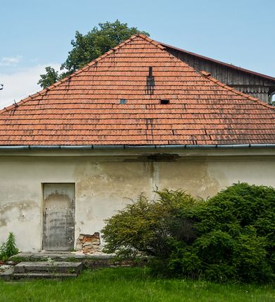 Zdjęcie nr 15: Kościół św. Jakuba Apostoła w Sance usytuowany jest na wzgórzu, w centrum wsi, na południe od głównej drogi. Teren przykościelny jest otoczony wysokim murem z wzniesionym na nim, niższym i żeliwnym płotem. W części północno-zachodniej muru zlokalizowana jest szeroka brama, od wschodu wąska furtka, a od południa wejście na cmentarz.

Kościół jest orientowany, murowany, otynkowany, jednonawowy z czworoboczną wieżą w fasadzie i z wąskim prezbiterium, zamkniętym półkoliście. Nawa jest szersza, na planie prostokąta, nakryta sklepieniem kolebkowym. Od zachodu do nawy dostawiona kruchta, a od strony północnej do prezbiterium zakrystia. W zachodniej części świątyni wzniesiony jest murowany chór muzyczny. Wnętrze bez zaznaczonych większych podziałów architektonicznych, jedynie w prezbiterium gzyms podokapowy, wychodzący na ścianę arkady tęczowej. Wnętrze oświetlają umieszczone w południowych ścianach nawy prostokątne, zamknięte półkoliście dwa okna oraz jedno od strony południowej w prezbiterium; ponadto niewielkie okrągłe okno na ścianie wschodniej prezbiterium. Do kościoła prowadzi główne wejście od strony zachodniej oraz jedno przez kruchtę od północy i dwa przez zakrystię. Zakrystia: wejście w części zachodniej zakończone ostrołukowo, nad nim okrągłe okno; drugie wejście w ścianie wschodniej, proste odrzwia; na ścianie północnej cztery prostokątne okna zakończone półkoliście.

W zewnętrznej elewacji kościoła widoczny jest niewysoki, kamienny cokół wyłożony płytami z piaskowca, powyżej kościół otynkowany. Świątynię obiega podokapowy gzyms. Prezbiterium, niższe od nawy. Nawa nakryta dachem dwuspadowym z trójkątnym szczytem schodkowym na wschodnim zakończeniu. Do zachodniej fasady kościoła dostawiona jest wysoka i masywna wieża, założona na planie kwadratu. W dolnej kondygnacji na osi kościoła prostokątne, zamknięte półkoliście wejście do kruchty. Narożniki pierwszej kondygnacji flankowane lizenami, ściany w dwóch trzecich wysokości przedzielone gzymsem, powyżej na każdej ściance okrągłe okna. Kondygnacje rozdzielone daszkiem. W drugiej kondygnacji narożniki ujęte lizenami, w polach prostokątne, półkoliście zamknięte wnęki okienne z żaluzjami. Wieża zwieńczona baniastym hełmem. Nawa nakryta dachem dwuspadowym, pokrytym czerwoną dachówką, prezbiterium dachem wielopołaciowym z blachy miedzianej, która pokrywa również zakrystię. W północną ścianę kruchty pod wieżą wbudowana jest tablica pamiątkowa poświęcona kapitanowi Stanisławowi Kwiatkowskiemu.
