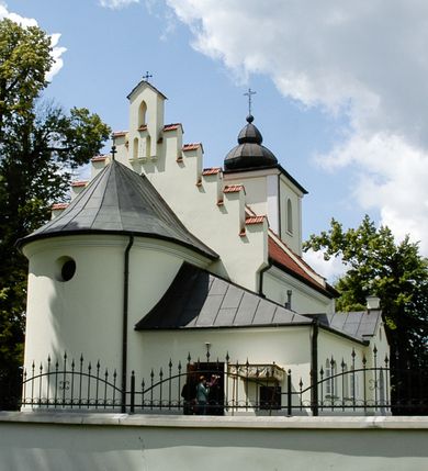 Zdjęcie nr 8: Kościół św. Jakuba Apostoła w Sance usytuowany jest na wzgórzu, w centrum wsi, na południe od głównej drogi. Teren przykościelny jest otoczony wysokim murem z wzniesionym na nim, niższym i żeliwnym płotem. W części północno-zachodniej muru zlokalizowana jest szeroka brama, od wschodu wąska furtka, a od południa wejście na cmentarz.

Kościół jest orientowany, murowany, otynkowany, jednonawowy z czworoboczną wieżą w fasadzie i z wąskim prezbiterium, zamkniętym półkoliście. Nawa jest szersza, na planie prostokąta, nakryta sklepieniem kolebkowym. Od zachodu do nawy dostawiona kruchta, a od strony północnej do prezbiterium zakrystia. W zachodniej części świątyni wzniesiony jest murowany chór muzyczny. Wnętrze bez zaznaczonych większych podziałów architektonicznych, jedynie w prezbiterium gzyms podokapowy, wychodzący na ścianę arkady tęczowej. Wnętrze oświetlają umieszczone w południowych ścianach nawy prostokątne, zamknięte półkoliście dwa okna oraz jedno od strony południowej w prezbiterium; ponadto niewielkie okrągłe okno na ścianie wschodniej prezbiterium. Do kościoła prowadzi główne wejście od strony zachodniej oraz jedno przez kruchtę od północy i dwa przez zakrystię. Zakrystia: wejście w części zachodniej zakończone ostrołukowo, nad nim okrągłe okno; drugie wejście w ścianie wschodniej, proste odrzwia; na ścianie północnej cztery prostokątne okna zakończone półkoliście.

W zewnętrznej elewacji kościoła widoczny jest niewysoki, kamienny cokół wyłożony płytami z piaskowca, powyżej kościół otynkowany. Świątynię obiega podokapowy gzyms. Prezbiterium, niższe od nawy. Nawa nakryta dachem dwuspadowym z trójkątnym szczytem schodkowym na wschodnim zakończeniu. Do zachodniej fasady kościoła dostawiona jest wysoka i masywna wieża, założona na planie kwadratu. W dolnej kondygnacji na osi kościoła prostokątne, zamknięte półkoliście wejście do kruchty. Narożniki pierwszej kondygnacji flankowane lizenami, ściany w dwóch trzecich wysokości przedzielone gzymsem, powyżej na każdej ściance okrągłe okna. Kondygnacje rozdzielone daszkiem. W drugiej kondygnacji narożniki ujęte lizenami, w polach prostokątne, półkoliście zamknięte wnęki okienne z żaluzjami. Wieża zwieńczona baniastym hełmem. Nawa nakryta dachem dwuspadowym, pokrytym czerwoną dachówką, prezbiterium dachem wielopołaciowym z blachy miedzianej, która pokrywa również zakrystię. W północną ścianę kruchty pod wieżą wbudowana jest tablica pamiątkowa poświęcona kapitanowi Stanisławowi Kwiatkowskiemu.
