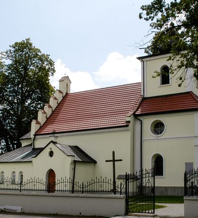 Zdjęcie nr 11: Kościół św. Jakuba Apostoła w Sance usytuowany jest na wzgórzu, w centrum wsi, na południe od głównej drogi. Teren przykościelny jest otoczony wysokim murem z wzniesionym na nim, niższym i żeliwnym płotem. W części północno-zachodniej muru zlokalizowana jest szeroka brama, od wschodu wąska furtka, a od południa wejście na cmentarz.

Kościół jest orientowany, murowany, otynkowany, jednonawowy z czworoboczną wieżą w fasadzie i z wąskim prezbiterium, zamkniętym półkoliście. Nawa jest szersza, na planie prostokąta, nakryta sklepieniem kolebkowym. Od zachodu do nawy dostawiona kruchta, a od strony północnej do prezbiterium zakrystia. W zachodniej części świątyni wzniesiony jest murowany chór muzyczny. Wnętrze bez zaznaczonych większych podziałów architektonicznych, jedynie w prezbiterium gzyms podokapowy, wychodzący na ścianę arkady tęczowej. Wnętrze oświetlają umieszczone w południowych ścianach nawy prostokątne, zamknięte półkoliście dwa okna oraz jedno od strony południowej w prezbiterium; ponadto niewielkie okrągłe okno na ścianie wschodniej prezbiterium. Do kościoła prowadzi główne wejście od strony zachodniej oraz jedno przez kruchtę od północy i dwa przez zakrystię. Zakrystia: wejście w części zachodniej zakończone ostrołukowo, nad nim okrągłe okno; drugie wejście w ścianie wschodniej, proste odrzwia; na ścianie północnej cztery prostokątne okna zakończone półkoliście.

W zewnętrznej elewacji kościoła widoczny jest niewysoki, kamienny cokół wyłożony płytami z piaskowca, powyżej kościół otynkowany. Świątynię obiega podokapowy gzyms. Prezbiterium, niższe od nawy. Nawa nakryta dachem dwuspadowym z trójkątnym szczytem schodkowym na wschodnim zakończeniu. Do zachodniej fasady kościoła dostawiona jest wysoka i masywna wieża, założona na planie kwadratu. W dolnej kondygnacji na osi kościoła prostokątne, zamknięte półkoliście wejście do kruchty. Narożniki pierwszej kondygnacji flankowane lizenami, ściany w dwóch trzecich wysokości przedzielone gzymsem, powyżej na każdej ściance okrągłe okna. Kondygnacje rozdzielone daszkiem. W drugiej kondygnacji narożniki ujęte lizenami, w polach prostokątne, półkoliście zamknięte wnęki okienne z żaluzjami. Wieża zwieńczona baniastym hełmem. Nawa nakryta dachem dwuspadowym, pokrytym czerwoną dachówką, prezbiterium dachem wielopołaciowym z blachy miedzianej, która pokrywa również zakrystię. W północną ścianę kruchty pod wieżą wbudowana jest tablica pamiątkowa poświęcona kapitanowi Stanisławowi Kwiatkowskiemu.
