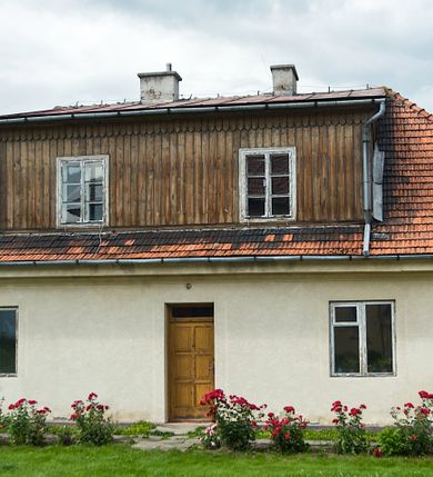 Zdjęcie nr 16: Kościół św. Jakuba Apostoła w Sance usytuowany jest na wzgórzu, w centrum wsi, na południe od głównej drogi. Teren przykościelny jest otoczony wysokim murem z wzniesionym na nim, niższym i żeliwnym płotem. W części północno-zachodniej muru zlokalizowana jest szeroka brama, od wschodu wąska furtka, a od południa wejście na cmentarz.

Kościół jest orientowany, murowany, otynkowany, jednonawowy z czworoboczną wieżą w fasadzie i z wąskim prezbiterium, zamkniętym półkoliście. Nawa jest szersza, na planie prostokąta, nakryta sklepieniem kolebkowym. Od zachodu do nawy dostawiona kruchta, a od strony północnej do prezbiterium zakrystia. W zachodniej części świątyni wzniesiony jest murowany chór muzyczny. Wnętrze bez zaznaczonych większych podziałów architektonicznych, jedynie w prezbiterium gzyms podokapowy, wychodzący na ścianę arkady tęczowej. Wnętrze oświetlają umieszczone w południowych ścianach nawy prostokątne, zamknięte półkoliście dwa okna oraz jedno od strony południowej w prezbiterium; ponadto niewielkie okrągłe okno na ścianie wschodniej prezbiterium. Do kościoła prowadzi główne wejście od strony zachodniej oraz jedno przez kruchtę od północy i dwa przez zakrystię. Zakrystia: wejście w części zachodniej zakończone ostrołukowo, nad nim okrągłe okno; drugie wejście w ścianie wschodniej, proste odrzwia; na ścianie północnej cztery prostokątne okna zakończone półkoliście.

W zewnętrznej elewacji kościoła widoczny jest niewysoki, kamienny cokół wyłożony płytami z piaskowca, powyżej kościół otynkowany. Świątynię obiega podokapowy gzyms. Prezbiterium, niższe od nawy. Nawa nakryta dachem dwuspadowym z trójkątnym szczytem schodkowym na wschodnim zakończeniu. Do zachodniej fasady kościoła dostawiona jest wysoka i masywna wieża, założona na planie kwadratu. W dolnej kondygnacji na osi kościoła prostokątne, zamknięte półkoliście wejście do kruchty. Narożniki pierwszej kondygnacji flankowane lizenami, ściany w dwóch trzecich wysokości przedzielone gzymsem, powyżej na każdej ściance okrągłe okna. Kondygnacje rozdzielone daszkiem. W drugiej kondygnacji narożniki ujęte lizenami, w polach prostokątne, półkoliście zamknięte wnęki okienne z żaluzjami. Wieża zwieńczona baniastym hełmem. Nawa nakryta dachem dwuspadowym, pokrytym czerwoną dachówką, prezbiterium dachem wielopołaciowym z blachy miedzianej, która pokrywa również zakrystię. W północną ścianę kruchty pod wieżą wbudowana jest tablica pamiątkowa poświęcona kapitanowi Stanisławowi Kwiatkowskiemu.
