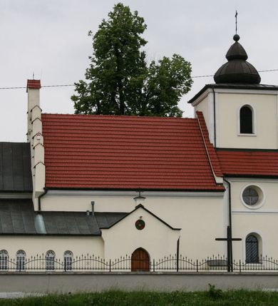 Zdjęcie nr 6: Kościół św. Jakuba Apostoła w Sance usytuowany jest na wzgórzu, w centrum wsi, na południe od głównej drogi. Teren przykościelny jest otoczony wysokim murem z wzniesionym na nim, niższym i żeliwnym płotem. W części północno-zachodniej muru zlokalizowana jest szeroka brama, od wschodu wąska furtka, a od południa wejście na cmentarz.

Kościół jest orientowany, murowany, otynkowany, jednonawowy z czworoboczną wieżą w fasadzie i z wąskim prezbiterium, zamkniętym półkoliście. Nawa jest szersza, na planie prostokąta, nakryta sklepieniem kolebkowym. Od zachodu do nawy dostawiona kruchta, a od strony północnej do prezbiterium zakrystia. W zachodniej części świątyni wzniesiony jest murowany chór muzyczny. Wnętrze bez zaznaczonych większych podziałów architektonicznych, jedynie w prezbiterium gzyms podokapowy, wychodzący na ścianę arkady tęczowej. Wnętrze oświetlają umieszczone w południowych ścianach nawy prostokątne, zamknięte półkoliście dwa okna oraz jedno od strony południowej w prezbiterium; ponadto niewielkie okrągłe okno na ścianie wschodniej prezbiterium. Do kościoła prowadzi główne wejście od strony zachodniej oraz jedno przez kruchtę od północy i dwa przez zakrystię. Zakrystia: wejście w części zachodniej zakończone ostrołukowo, nad nim okrągłe okno; drugie wejście w ścianie wschodniej, proste odrzwia; na ścianie północnej cztery prostokątne okna zakończone półkoliście.

W zewnętrznej elewacji kościoła widoczny jest niewysoki, kamienny cokół wyłożony płytami z piaskowca, powyżej kościół otynkowany. Świątynię obiega podokapowy gzyms. Prezbiterium, niższe od nawy. Nawa nakryta dachem dwuspadowym z trójkątnym szczytem schodkowym na wschodnim zakończeniu. Do zachodniej fasady kościoła dostawiona jest wysoka i masywna wieża, założona na planie kwadratu. W dolnej kondygnacji na osi kościoła prostokątne, zamknięte półkoliście wejście do kruchty. Narożniki pierwszej kondygnacji flankowane lizenami, ściany w dwóch trzecich wysokości przedzielone gzymsem, powyżej na każdej ściance okrągłe okna. Kondygnacje rozdzielone daszkiem. W drugiej kondygnacji narożniki ujęte lizenami, w polach prostokątne, półkoliście zamknięte wnęki okienne z żaluzjami. Wieża zwieńczona baniastym hełmem. Nawa nakryta dachem dwuspadowym, pokrytym czerwoną dachówką, prezbiterium dachem wielopołaciowym z blachy miedzianej, która pokrywa również zakrystię. W północną ścianę kruchty pod wieżą wbudowana jest tablica pamiątkowa poświęcona kapitanowi Stanisławowi Kwiatkowskiemu.
