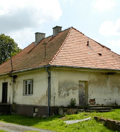 Zdjęcie nr 14: Kościół św. Jakuba Apostoła w Sance usytuowany jest na wzgórzu, w centrum wsi, na południe od głównej drogi. Teren przykościelny jest otoczony wysokim murem z wzniesionym na nim, niższym i żeliwnym płotem. W części północno-zachodniej muru zlokalizowana jest szeroka brama, od wschodu wąska furtka, a od południa wejście na cmentarz.

Kościół jest orientowany, murowany, otynkowany, jednonawowy z czworoboczną wieżą w fasadzie i z wąskim prezbiterium, zamkniętym półkoliście. Nawa jest szersza, na planie prostokąta, nakryta sklepieniem kolebkowym. Od zachodu do nawy dostawiona kruchta, a od strony północnej do prezbiterium zakrystia. W zachodniej części świątyni wzniesiony jest murowany chór muzyczny. Wnętrze bez zaznaczonych większych podziałów architektonicznych, jedynie w prezbiterium gzyms podokapowy, wychodzący na ścianę arkady tęczowej. Wnętrze oświetlają umieszczone w południowych ścianach nawy prostokątne, zamknięte półkoliście dwa okna oraz jedno od strony południowej w prezbiterium; ponadto niewielkie okrągłe okno na ścianie wschodniej prezbiterium. Do kościoła prowadzi główne wejście od strony zachodniej oraz jedno przez kruchtę od północy i dwa przez zakrystię. Zakrystia: wejście w części zachodniej zakończone ostrołukowo, nad nim okrągłe okno; drugie wejście w ścianie wschodniej, proste odrzwia; na ścianie północnej cztery prostokątne okna zakończone półkoliście.

W zewnętrznej elewacji kościoła widoczny jest niewysoki, kamienny cokół wyłożony płytami z piaskowca, powyżej kościół otynkowany. Świątynię obiega podokapowy gzyms. Prezbiterium, niższe od nawy. Nawa nakryta dachem dwuspadowym z trójkątnym szczytem schodkowym na wschodnim zakończeniu. Do zachodniej fasady kościoła dostawiona jest wysoka i masywna wieża, założona na planie kwadratu. W dolnej kondygnacji na osi kościoła prostokątne, zamknięte półkoliście wejście do kruchty. Narożniki pierwszej kondygnacji flankowane lizenami, ściany w dwóch trzecich wysokości przedzielone gzymsem, powyżej na każdej ściance okrągłe okna. Kondygnacje rozdzielone daszkiem. W drugiej kondygnacji narożniki ujęte lizenami, w polach prostokątne, półkoliście zamknięte wnęki okienne z żaluzjami. Wieża zwieńczona baniastym hełmem. Nawa nakryta dachem dwuspadowym, pokrytym czerwoną dachówką, prezbiterium dachem wielopołaciowym z blachy miedzianej, która pokrywa również zakrystię. W północną ścianę kruchty pod wieżą wbudowana jest tablica pamiątkowa poświęcona kapitanowi Stanisławowi Kwiatkowskiemu.
