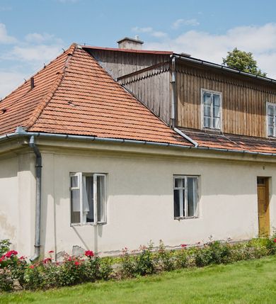 Zdjęcie nr 18: Kościół św. Jakuba Apostoła w Sance usytuowany jest na wzgórzu, w centrum wsi, na południe od głównej drogi. Teren przykościelny jest otoczony wysokim murem z wzniesionym na nim, niższym i żeliwnym płotem. W części północno-zachodniej muru zlokalizowana jest szeroka brama, od wschodu wąska furtka, a od południa wejście na cmentarz.

Kościół jest orientowany, murowany, otynkowany, jednonawowy z czworoboczną wieżą w fasadzie i z wąskim prezbiterium, zamkniętym półkoliście. Nawa jest szersza, na planie prostokąta, nakryta sklepieniem kolebkowym. Od zachodu do nawy dostawiona kruchta, a od strony północnej do prezbiterium zakrystia. W zachodniej części świątyni wzniesiony jest murowany chór muzyczny. Wnętrze bez zaznaczonych większych podziałów architektonicznych, jedynie w prezbiterium gzyms podokapowy, wychodzący na ścianę arkady tęczowej. Wnętrze oświetlają umieszczone w południowych ścianach nawy prostokątne, zamknięte półkoliście dwa okna oraz jedno od strony południowej w prezbiterium; ponadto niewielkie okrągłe okno na ścianie wschodniej prezbiterium. Do kościoła prowadzi główne wejście od strony zachodniej oraz jedno przez kruchtę od północy i dwa przez zakrystię. Zakrystia: wejście w części zachodniej zakończone ostrołukowo, nad nim okrągłe okno; drugie wejście w ścianie wschodniej, proste odrzwia; na ścianie północnej cztery prostokątne okna zakończone półkoliście.

W zewnętrznej elewacji kościoła widoczny jest niewysoki, kamienny cokół wyłożony płytami z piaskowca, powyżej kościół otynkowany. Świątynię obiega podokapowy gzyms. Prezbiterium, niższe od nawy. Nawa nakryta dachem dwuspadowym z trójkątnym szczytem schodkowym na wschodnim zakończeniu. Do zachodniej fasady kościoła dostawiona jest wysoka i masywna wieża, założona na planie kwadratu. W dolnej kondygnacji na osi kościoła prostokątne, zamknięte półkoliście wejście do kruchty. Narożniki pierwszej kondygnacji flankowane lizenami, ściany w dwóch trzecich wysokości przedzielone gzymsem, powyżej na każdej ściance okrągłe okna. Kondygnacje rozdzielone daszkiem. W drugiej kondygnacji narożniki ujęte lizenami, w polach prostokątne, półkoliście zamknięte wnęki okienne z żaluzjami. Wieża zwieńczona baniastym hełmem. Nawa nakryta dachem dwuspadowym, pokrytym czerwoną dachówką, prezbiterium dachem wielopołaciowym z blachy miedzianej, która pokrywa również zakrystię. W północną ścianę kruchty pod wieżą wbudowana jest tablica pamiątkowa poświęcona kapitanowi Stanisławowi Kwiatkowskiemu.
