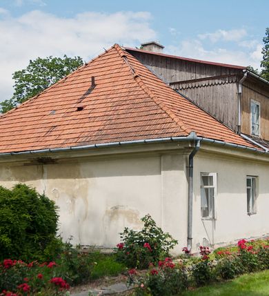 Zdjęcie nr 17: Kościół św. Jakuba Apostoła w Sance usytuowany jest na wzgórzu, w centrum wsi, na południe od głównej drogi. Teren przykościelny jest otoczony wysokim murem z wzniesionym na nim, niższym i żeliwnym płotem. W części północno-zachodniej muru zlokalizowana jest szeroka brama, od wschodu wąska furtka, a od południa wejście na cmentarz.

Kościół jest orientowany, murowany, otynkowany, jednonawowy z czworoboczną wieżą w fasadzie i z wąskim prezbiterium, zamkniętym półkoliście. Nawa jest szersza, na planie prostokąta, nakryta sklepieniem kolebkowym. Od zachodu do nawy dostawiona kruchta, a od strony północnej do prezbiterium zakrystia. W zachodniej części świątyni wzniesiony jest murowany chór muzyczny. Wnętrze bez zaznaczonych większych podziałów architektonicznych, jedynie w prezbiterium gzyms podokapowy, wychodzący na ścianę arkady tęczowej. Wnętrze oświetlają umieszczone w południowych ścianach nawy prostokątne, zamknięte półkoliście dwa okna oraz jedno od strony południowej w prezbiterium; ponadto niewielkie okrągłe okno na ścianie wschodniej prezbiterium. Do kościoła prowadzi główne wejście od strony zachodniej oraz jedno przez kruchtę od północy i dwa przez zakrystię. Zakrystia: wejście w części zachodniej zakończone ostrołukowo, nad nim okrągłe okno; drugie wejście w ścianie wschodniej, proste odrzwia; na ścianie północnej cztery prostokątne okna zakończone półkoliście.

W zewnętrznej elewacji kościoła widoczny jest niewysoki, kamienny cokół wyłożony płytami z piaskowca, powyżej kościół otynkowany. Świątynię obiega podokapowy gzyms. Prezbiterium, niższe od nawy. Nawa nakryta dachem dwuspadowym z trójkątnym szczytem schodkowym na wschodnim zakończeniu. Do zachodniej fasady kościoła dostawiona jest wysoka i masywna wieża, założona na planie kwadratu. W dolnej kondygnacji na osi kościoła prostokątne, zamknięte półkoliście wejście do kruchty. Narożniki pierwszej kondygnacji flankowane lizenami, ściany w dwóch trzecich wysokości przedzielone gzymsem, powyżej na każdej ściance okrągłe okna. Kondygnacje rozdzielone daszkiem. W drugiej kondygnacji narożniki ujęte lizenami, w polach prostokątne, półkoliście zamknięte wnęki okienne z żaluzjami. Wieża zwieńczona baniastym hełmem. Nawa nakryta dachem dwuspadowym, pokrytym czerwoną dachówką, prezbiterium dachem wielopołaciowym z blachy miedzianej, która pokrywa również zakrystię. W północną ścianę kruchty pod wieżą wbudowana jest tablica pamiątkowa poświęcona kapitanowi Stanisławowi Kwiatkowskiemu.
