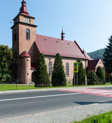 Zdjęcie nr 3: Kościół murowany, na kamiennym podmurowaniu, jednonawowy, na planie krzyża. Nawa na rzucie wydłużonego prostokąta, z węższym, jednoprzęsłowym prezbiterium zamkniętym trójbocznie, flankowanym dwoma kwadratowymi aneksami – zakrystią i kaplicą. Od południowego-zachodu dostawiona wieża na planie kwadratu z uskokowym zwężeniem ostatniej kondygnacji, z kruchtą w przyziemiu, ujęta dwiema wieżyczkami na planie ściętego koła, w południowej kręcone schody, w północnej schowek oraz dwoma otwartymi na zewnątrz arkadą aneksami na planie kwadratu z wejściami bocznymi do świątyni. Wnętrze nakryte sklepieniem kolebkowym z dwoma gurtami opadającymi na cztery półfilary. Otwór tęczowy w formie leżącego prostokąta zamkniętego łukiem półkolistym. W południowo-zachodniej części nawy zawieszony parapet chóru muzycznego o wybrzuszonej części środkowej balustrady. Posadzka betonowa, pokryta płytami kamiennymi. Fasada wieżowa, bez podziału na kondygnacje, w narożach ujęta kamiennymi szkarpami. Na osi portal wejściowy w formie kwadratu zamkniętego łukiem półkolistym, z dwuskrzydłowymi drzwiami, nakryty daszkiem okapowym. Nad nim okno witrażowe w formie koła. Wieża przepruta z trzech stron oknami w formie wydłużonego prostokąta zamkniętego półkoliście oraz w najwyższej części z czterech stron potrójnymi, arkadkowymi oknami. Wieżyczki przeprute niewielkimi, okrągłymi okienkami. Elewacje północna i południowa, ujęte we frontowych narożach kamiennymi szkarpami, przeprute trzema oknami witrażowymi w formie wydłużonego prostokąta zamkniętego półkoliście. Kaplica i zakrystia z jednym oknem o kształcie kwadratu zamkniętego łukiem półkolistym. Elewacja północno-wschodnia z dwoma oknami. Wieża nakryta dachem wieżowym kopulastym z latarnią zakończoną krzyżem, wieżyczki daszkami stożkowymi, a aneksy pulpitowymi. Dach nad nawą dwuspadowy z sześcioboczną wieżyczką na sygnaturkę nakrytą daszkiem wieżowym, prezbiterium niższe, przykryte dachem wielospadowym, kaplica i zakrystia dwuspadowym. 