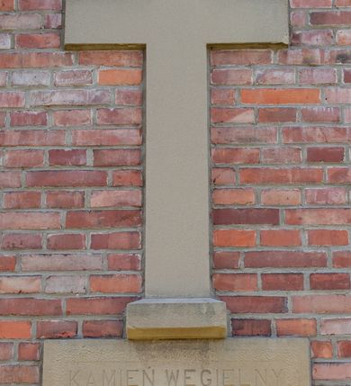 Zdjęcie nr 5: Kościół murowany, na kamiennym podmurowaniu, jednonawowy, na planie krzyża. Nawa na rzucie wydłużonego prostokąta, z węższym, jednoprzęsłowym prezbiterium zamkniętym trójbocznie, flankowanym dwoma kwadratowymi aneksami – zakrystią i kaplicą. Od południowego-zachodu dostawiona wieża na planie kwadratu z uskokowym zwężeniem ostatniej kondygnacji, z kruchtą w przyziemiu, ujęta dwiema wieżyczkami na planie ściętego koła, w południowej kręcone schody, w północnej schowek oraz dwoma otwartymi na zewnątrz arkadą aneksami na planie kwadratu z wejściami bocznymi do świątyni. Wnętrze nakryte sklepieniem kolebkowym z dwoma gurtami opadającymi na cztery półfilary. Otwór tęczowy w formie leżącego prostokąta zamkniętego łukiem półkolistym. W południowo-zachodniej części nawy zawieszony parapet chóru muzycznego o wybrzuszonej części środkowej balustrady. Posadzka betonowa, pokryta płytami kamiennymi. Fasada wieżowa, bez podziału na kondygnacje, w narożach ujęta kamiennymi szkarpami. Na osi portal wejściowy w formie kwadratu zamkniętego łukiem półkolistym, z dwuskrzydłowymi drzwiami, nakryty daszkiem okapowym. Nad nim okno witrażowe w formie koła. Wieża przepruta z trzech stron oknami w formie wydłużonego prostokąta zamkniętego półkoliście oraz w najwyższej części z czterech stron potrójnymi, arkadkowymi oknami. Wieżyczki przeprute niewielkimi, okrągłymi okienkami. Elewacje północna i południowa, ujęte we frontowych narożach kamiennymi szkarpami, przeprute trzema oknami witrażowymi w formie wydłużonego prostokąta zamkniętego półkoliście. Kaplica i zakrystia z jednym oknem o kształcie kwadratu zamkniętego łukiem półkolistym. Elewacja północno-wschodnia z dwoma oknami. Wieża nakryta dachem wieżowym kopulastym z latarnią zakończoną krzyżem, wieżyczki daszkami stożkowymi, a aneksy pulpitowymi. Dach nad nawą dwuspadowy z sześcioboczną wieżyczką na sygnaturkę nakrytą daszkiem wieżowym, prezbiterium niższe, przykryte dachem wielospadowym, kaplica i zakrystia dwuspadowym. 