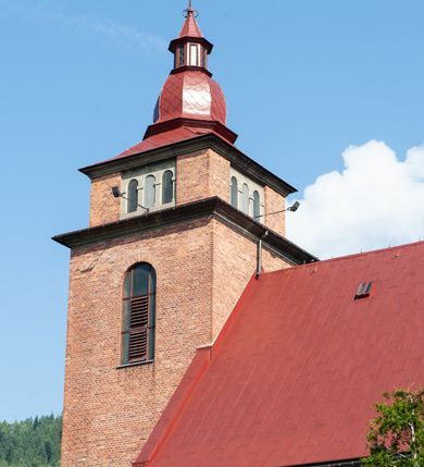 Zdjęcie nr 4: Kościół murowany, na kamiennym podmurowaniu, jednonawowy, na planie krzyża. Nawa na rzucie wydłużonego prostokąta, z węższym, jednoprzęsłowym prezbiterium zamkniętym trójbocznie, flankowanym dwoma kwadratowymi aneksami – zakrystią i kaplicą. Od południowego-zachodu dostawiona wieża na planie kwadratu z uskokowym zwężeniem ostatniej kondygnacji, z kruchtą w przyziemiu, ujęta dwiema wieżyczkami na planie ściętego koła, w południowej kręcone schody, w północnej schowek oraz dwoma otwartymi na zewnątrz arkadą aneksami na planie kwadratu z wejściami bocznymi do świątyni. Wnętrze nakryte sklepieniem kolebkowym z dwoma gurtami opadającymi na cztery półfilary. Otwór tęczowy w formie leżącego prostokąta zamkniętego łukiem półkolistym. W południowo-zachodniej części nawy zawieszony parapet chóru muzycznego o wybrzuszonej części środkowej balustrady. Posadzka betonowa, pokryta płytami kamiennymi. Fasada wieżowa, bez podziału na kondygnacje, w narożach ujęta kamiennymi szkarpami. Na osi portal wejściowy w formie kwadratu zamkniętego łukiem półkolistym, z dwuskrzydłowymi drzwiami, nakryty daszkiem okapowym. Nad nim okno witrażowe w formie koła. Wieża przepruta z trzech stron oknami w formie wydłużonego prostokąta zamkniętego półkoliście oraz w najwyższej części z czterech stron potrójnymi, arkadkowymi oknami. Wieżyczki przeprute niewielkimi, okrągłymi okienkami. Elewacje północna i południowa, ujęte we frontowych narożach kamiennymi szkarpami, przeprute trzema oknami witrażowymi w formie wydłużonego prostokąta zamkniętego półkoliście. Kaplica i zakrystia z jednym oknem o kształcie kwadratu zamkniętego łukiem półkolistym. Elewacja północno-wschodnia z dwoma oknami. Wieża nakryta dachem wieżowym kopulastym z latarnią zakończoną krzyżem, wieżyczki daszkami stożkowymi, a aneksy pulpitowymi. Dach nad nawą dwuspadowy z sześcioboczną wieżyczką na sygnaturkę nakrytą daszkiem wieżowym, prezbiterium niższe, przykryte dachem wielospadowym, kaplica i zakrystia dwuspadowym. 