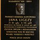 Zdjęcie nr 1: Epitafium w kształcie stojącego prostokąta wykonane z czarnego kamienia poświęcone pamięci księdza Jana Ligęzy. Na tablicy poniżej krzyża łacińskiego i napisu „SOLIDARNOŚĆ SERC – SERCU” płaskorzeźbiony portret zmarłego. Na owalnej twarzy z wysokim czołem odznaczają się małe oczy, wąski nos i wydatne usta, między nosem a ustami zaznaczona bruzda. Pod portretem dalsza część napisu „/ PAMIĘCI KSIĘDZA KANONIKA / JANA LIGĘZY / 23. IX. 1930 – 8. VII. 1983 / PROBOSZCZA TEJ PARAFII W LATACH 1975-1983 / POCHOWANEGO W RODZINNYM WAKSMUNDZIE / ŻYCIEM SWOIM I DZIAŁANIEM / UMOCNIŁ NAS W DUCHU / WIARY NADZIEI I MIŁOŚCI / POKÓJ JEGO DUSZY / WDZIĘCZNI PARAFIANIE”. 