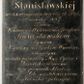 Zdjęcie nr 1: Kamienna płyta w kształcie stojącego prostokąta z wykutą i pozłoconą inskrypcją „D(EO) O(PTIMO) M(AXIMO) / Possesorce Rzozowa / Zofii z Mendelowiczów / Stanisławskiej / w 48. r(ok)u życia zmarłej 12. Paź/dziernika 1837. / Żonie, / Wiktorowi, Antoniemu, Józefowi / Stanisławskim / Synom, / Xawery z Turków Wnuczce, / zmarłym. / w żalu pozostały Mąż Oyciec i / Dziadek z dziećmi / ten pomnik kładzie / duszę Ich westchnieniom / Czytelnika polecając”. Napis obwiedziono ramką wyciętą w narożach, aby zrobić miejsce na dekoracyjne rozetki. 