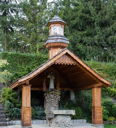 Zdjęcie nr 17: Kościół św. Joachima w Skawinkach usytuowany jest w centrum wsi, na zachód od głównej drogi prowadzącej z Palczy do Kalwarii Zebrzydowskiej. Teren przykościelny jest usytuowany na wysokim wzniesieniu, do którego prowadzą trzy wejścia, jedno przez schody, drugie przez obszerny wjazd od strony południowej.

Kościół skierowany na zachód, drewniany o konstrukcji zrębowej, na rzucie krzyża greckiego ze ściętymi kątami międzyramiennymi.  Przy prezbiterium zakrystia. Strop wsparty na czterech parach słupów, ustawionych w krzyżu kościoła, w licu ścian ramienia wschodniego i zachodniego. Belka tęczy prosta, profilowana na kroksztynach, na niej Grupa Ukrzyżowania. Świątynia połączona za pomocą kruchty z wieżą o konstrukcji słupowej, na planie kwadratu z nadwieszoną izbicą, nakryta dachem namiotowym, ściany dzwonnicy opasane mniej więcej w połowie wysokości pulpitowym daszkiem, zlewającym się po bokach z siodłowym dachem kruchty. Do kościoła prowadzi główne wejście w przedsionku od strony południowej. Wnętrze świątyni oświetlają prostokątne okna. Dach nakryty gontem, na skrzyżowaniu ramiona krzyża greckiego wystawiona wieżyczka na sygnaturkę z latarnią. Ściany na zewnątrz pokryte szalunkiem pionowym.
