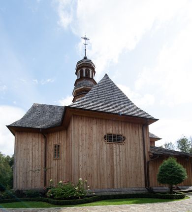 Zdjęcie nr 22: Kościół św. Joachima w Skawinkach usytuowany jest w centrum wsi, na zachód od głównej drogi prowadzącej z Palczy do Kalwarii Zebrzydowskiej. Teren przykościelny jest usytuowany na wysokim wzniesieniu, do którego prowadzą trzy wejścia, jedno przez schody, drugie przez obszerny wjazd od strony południowej.

Kościół skierowany na zachód, drewniany o konstrukcji zrębowej, na rzucie krzyża greckiego ze ściętymi kątami międzyramiennymi.  Przy prezbiterium zakrystia. Strop wsparty na czterech parach słupów, ustawionych w krzyżu kościoła, w licu ścian ramienia wschodniego i zachodniego. Belka tęczy prosta, profilowana na kroksztynach, na niej Grupa Ukrzyżowania. Świątynia połączona za pomocą kruchty z wieżą o konstrukcji słupowej, na planie kwadratu z nadwieszoną izbicą, nakryta dachem namiotowym, ściany dzwonnicy opasane mniej więcej w połowie wysokości pulpitowym daszkiem, zlewającym się po bokach z siodłowym dachem kruchty. Do kościoła prowadzi główne wejście w przedsionku od strony południowej. Wnętrze świątyni oświetlają prostokątne okna. Dach nakryty gontem, na skrzyżowaniu ramiona krzyża greckiego wystawiona wieżyczka na sygnaturkę z latarnią. Ściany na zewnątrz pokryte szalunkiem pionowym.
