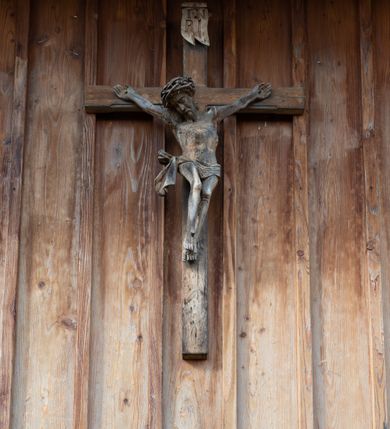 Zdjęcie nr 42: Kościół św. Joachima w Skawinkach usytuowany jest w centrum wsi, na zachód od głównej drogi prowadzącej z Palczy do Kalwarii Zebrzydowskiej. Teren przykościelny jest usytuowany na wysokim wzniesieniu, do którego prowadzą trzy wejścia, jedno przez schody, drugie przez obszerny wjazd od strony południowej.

Kościół skierowany na zachód, drewniany o konstrukcji zrębowej, na rzucie krzyża greckiego ze ściętymi kątami międzyramiennymi.  Przy prezbiterium zakrystia. Strop wsparty na czterech parach słupów, ustawionych w krzyżu kościoła, w licu ścian ramienia wschodniego i zachodniego. Belka tęczy prosta, profilowana na kroksztynach, na niej Grupa Ukrzyżowania. Świątynia połączona za pomocą kruchty z wieżą o konstrukcji słupowej, na planie kwadratu z nadwieszoną izbicą, nakryta dachem namiotowym, ściany dzwonnicy opasane mniej więcej w połowie wysokości pulpitowym daszkiem, zlewającym się po bokach z siodłowym dachem kruchty. Do kościoła prowadzi główne wejście w przedsionku od strony południowej. Wnętrze świątyni oświetlają prostokątne okna. Dach nakryty gontem, na skrzyżowaniu ramiona krzyża greckiego wystawiona wieżyczka na sygnaturkę z latarnią. Ściany na zewnątrz pokryte szalunkiem pionowym.
