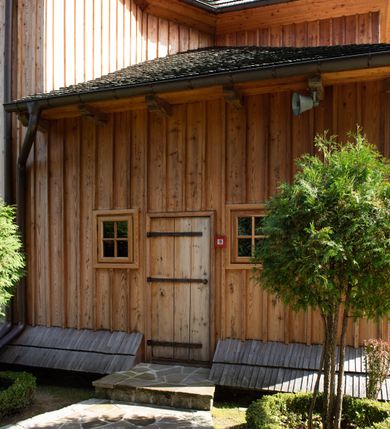 Zdjęcie nr 52: Kościół św. Joachima w Skawinkach usytuowany jest w centrum wsi, na zachód od głównej drogi prowadzącej z Palczy do Kalwarii Zebrzydowskiej. Teren przykościelny jest usytuowany na wysokim wzniesieniu, do którego prowadzą trzy wejścia, jedno przez schody, drugie przez obszerny wjazd od strony południowej.

Kościół skierowany na zachód, drewniany o konstrukcji zrębowej, na rzucie krzyża greckiego ze ściętymi kątami międzyramiennymi.  Przy prezbiterium zakrystia. Strop wsparty na czterech parach słupów, ustawionych w krzyżu kościoła, w licu ścian ramienia wschodniego i zachodniego. Belka tęczy prosta, profilowana na kroksztynach, na niej Grupa Ukrzyżowania. Świątynia połączona za pomocą kruchty z wieżą o konstrukcji słupowej, na planie kwadratu z nadwieszoną izbicą, nakryta dachem namiotowym, ściany dzwonnicy opasane mniej więcej w połowie wysokości pulpitowym daszkiem, zlewającym się po bokach z siodłowym dachem kruchty. Do kościoła prowadzi główne wejście w przedsionku od strony południowej. Wnętrze świątyni oświetlają prostokątne okna. Dach nakryty gontem, na skrzyżowaniu ramiona krzyża greckiego wystawiona wieżyczka na sygnaturkę z latarnią. Ściany na zewnątrz pokryte szalunkiem pionowym.
