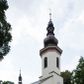 Zdjęcie nr 1: Kościół murowany, orientowany, z półkoliście zamkniętym prezbiterium, zakrystią od północy i kaplicą od południa, z przedsionkiem i wieżą od zachodu. Budynek trójnawowy, trójprzęsłowy, z nawą główną szerszą od bocznych, oddzieloną filarami, ze sklepieniem kolebkowym z gurtami. Od zachodu chór muzyczny wsparty na filarach. Ściany artykułowane pilastrami, do których dochodzą gurty sklepienia, prezbiterium oddzielone łukiem tęczowym z napisem „OTO BARANEK BOŻY”. Między pilastrami naw bocznych oraz po obu stronach ołtarza okna w kształcie stojącego prostokąta zamkniętego półkoliście. Mniejsze w kaplicy, zakrystii, przedsionku, oraz z czterech stron wieży. Główne drzwi od wschodu, boczne od północy, kolejne do zakrystii. 
Fasada trójosiowa, dwukondygnacyjna, zakończona wieżą z hełmem. Osie wydzielone są występami, kondygnacja artykułowana fragmentami gzymsu. W dolnej kondygnacji drzwi o wykroju prostokątnym, powyżej okulus. W osiach bocznych wąskie okna w kształcie stojącego prostokąta zamkniętego półkoliście, powyżej pod fragmentami gzymsu rzędy ornamentu kostkowego. W drugiej kondygnacji, na występującym fragmencie ściany tarcza zegara. Powyżej kondygnacja ośmiobocznej wieży, z czterech stron przeprutej wąskimi oknami o wykroju jak w fasadzie. Ściany boczne kościoła gładkie, przedsionek zaznaczony płaskimi lizenami, okna umieszczone we wnękach. Nawa główna, kaplica oraz kruchta nakryte dachami dwuspadowymi, prezbiterium dwuspadowym zamkniętym półkoliście. Wieża zwieńczona hełmem o rozbudowanej konstrukcji. Na zwężającym się dachu cebulasta kopuła zakończona latarnią przeprutą arkadkami zwieńczoną mniejszą kopułką cebulastą zakończoną krzyżem na kuli. 

Do najstarszych elementów wyposażenia należą kamienna siedemnastowieczna chrzcielnica, krucyfiks z tego samego okresu oraz osiemnastowieczna rzeźba Chrystusa Frasobliwego.