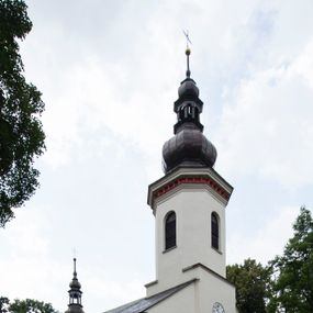 Zdjęcie nr 1: Kościół murowany, orientowany, z półkoliście zamkniętym prezbiterium, zakrystią od północy i kaplicą od południa, z przedsionkiem i wieżą od zachodu. Budynek trójnawowy, trójprzęsłowy, z nawą główną szerszą od bocznych, oddzieloną filarami, ze sklepieniem kolebkowym z gurtami. Od zachodu chór muzyczny wsparty na filarach. Ściany artykułowane pilastrami, do których dochodzą gurty sklepienia, prezbiterium oddzielone łukiem tęczowym z napisem „OTO BARANEK BOŻY”. Między pilastrami naw bocznych oraz po obu stronach ołtarza okna w kształcie stojącego prostokąta zamkniętego półkoliście. Mniejsze w kaplicy, zakrystii, przedsionku, oraz z czterech stron wieży. Główne drzwi od wschodu, boczne od północy, kolejne do zakrystii. 
Fasada trójosiowa, dwukondygnacyjna, zakończona wieżą z hełmem. Osie wydzielone są występami, kondygnacja artykułowana fragmentami gzymsu. W dolnej kondygnacji drzwi o wykroju prostokątnym, powyżej okulus. W osiach bocznych wąskie okna w kształcie stojącego prostokąta zamkniętego półkoliście, powyżej pod fragmentami gzymsu rzędy ornamentu kostkowego. W drugiej kondygnacji, na występującym fragmencie ściany tarcza zegara. Powyżej kondygnacja ośmiobocznej wieży, z czterech stron przeprutej wąskimi oknami o wykroju jak w fasadzie. Ściany boczne kościoła gładkie, przedsionek zaznaczony płaskimi lizenami, okna umieszczone we wnękach. Nawa główna, kaplica oraz kruchta nakryte dachami dwuspadowymi, prezbiterium dwuspadowym zamkniętym półkoliście. Wieża zwieńczona hełmem o rozbudowanej konstrukcji. Na zwężającym się dachu cebulasta kopuła zakończona latarnią przeprutą arkadkami zwieńczoną mniejszą kopułką cebulastą zakończoną krzyżem na kuli. 

Do najstarszych elementów wyposażenia należą kamienna siedemnastowieczna chrzcielnica, krucyfiks z tego samego okresu oraz osiemnastowieczna rzeźba Chrystusa Frasobliwego.