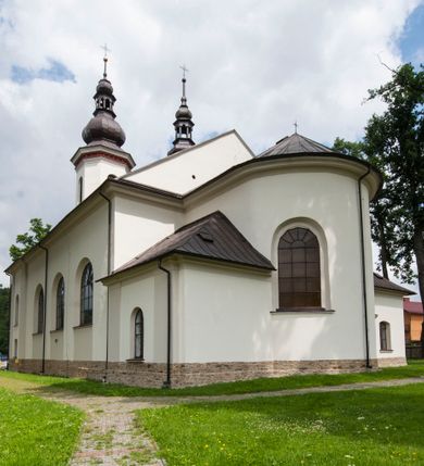 Zdjęcie nr 9: Kościół murowany, orientowany, z półkoliście zamkniętym prezbiterium, zakrystią od północy i kaplicą od południa, z przedsionkiem i wieżą od zachodu. Budynek trójnawowy, trójprzęsłowy, z nawą główną szerszą od bocznych, oddzieloną filarami, ze sklepieniem kolebkowym z gurtami. Od zachodu chór muzyczny wsparty na filarach. Ściany artykułowane pilastrami, do których dochodzą gurty sklepienia, prezbiterium oddzielone łukiem tęczowym z napisem „OTO BARANEK BOŻY”. Między pilastrami naw bocznych oraz po obu stronach ołtarza okna w kształcie stojącego prostokąta zamkniętego półkoliście. Mniejsze w kaplicy, zakrystii, przedsionku, oraz z czterech stron wieży. Główne drzwi od wschodu, boczne od północy, kolejne do zakrystii. 
Fasada trójosiowa, dwukondygnacyjna, zakończona wieżą z hełmem. Osie wydzielone są występami, kondygnacja artykułowana fragmentami gzymsu. W dolnej kondygnacji drzwi o wykroju prostokątnym, powyżej okulus. W osiach bocznych wąskie okna w kształcie stojącego prostokąta zamkniętego półkoliście, powyżej pod fragmentami gzymsu rzędy ornamentu kostkowego. W drugiej kondygnacji, na występującym fragmencie ściany tarcza zegara. Powyżej kondygnacja ośmiobocznej wieży, z czterech stron przeprutej wąskimi oknami o wykroju jak w fasadzie. Ściany boczne kościoła gładkie, przedsionek zaznaczony płaskimi lizenami, okna umieszczone we wnękach. Nawa główna, kaplica oraz kruchta nakryte dachami dwuspadowymi, prezbiterium dwuspadowym zamkniętym półkoliście. Wieża zwieńczona hełmem o rozbudowanej konstrukcji. Na zwężającym się dachu cebulasta kopuła zakończona latarnią przeprutą arkadkami zwieńczoną mniejszą kopułką cebulastą zakończoną krzyżem na kuli. 

Do najstarszych elementów wyposażenia należą kamienna siedemnastowieczna chrzcielnica, krucyfiks z tego samego okresu oraz osiemnastowieczna rzeźba Chrystusa Frasobliwego.