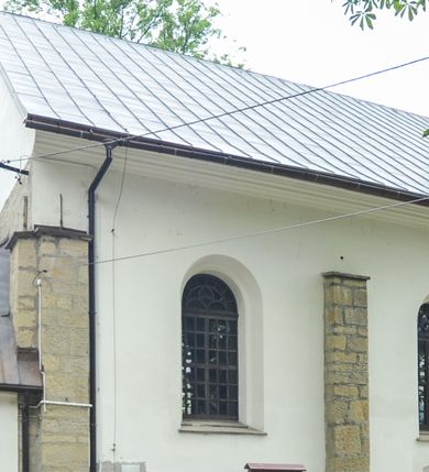 Zdjęcie nr 1: Kościół murowany, orientowany, z półkoliście zamkniętym prezbiterium, niewielką zakrystią od północy, z przedsionkiem i wieżą od zachodu. Budynek trójnawowy, trójprzęsłowy, z nawą główną szerszą od bocznych, oddzieloną filarami, ze sklepieniem zwierciadlanym. Prezbiterium oddzielone łukiem tęczowym, dwuprzęsłowe, nakryte sklepieniem żaglastym z gurtami. Od zachodu chór muzyczny wsparty na ściankach i filarach przechodzących w pilastry. Ściany artykułowane płaskimi pilastrami. Ściany, podpory oraz sklepienie pokryte polichromią.
Między pilastrami naw bocznych oraz po obu stronach ołtarza okna w kształcie stojącego prostokąta zamkniętego półkoliście. Dwa mniejsze okna w przedsionku, po jednym w drugiej i trzeciej kondygnacji wieży od zachodu, w czwartej kondygnacji z czterech stron. Główne drzwi od wschodu, boczne od północy, kolejne do północy do zakrystii. 
Fasada kościoła trójosiowa, czterokondygnacyjna, z wieżą na osi. Osie wydzielone są lizenami na narożach występu wieży, kondygnacje artykułowane otworami. Do wejścia prowadzą  drzwi w kształcie stojącego prostokąta w niszy zamkniętej łukiem koszowym, w drugiej kondygnacji balkon, w którym na tle okna figura Marii. W osiach bocznych wąskie okna w kształcie stojącego prostokąta zamkniętego półkoliście. Kondygnacje oddzielone niezbyt wydatnym gzymsem. Dwie górne kondygnacje przeprute oknami, w ostatniej kondygnacji wieża przechodzi w ośmioboczną. Tynkowane ściany boczne naw oraz prezbiterium artykułowane murowanymi z kamienia lizenami, pomiędzy którymi są okna umieszczone we wnękach. Nawa główna oraz kruchta nakryte dachami dwuspadowymi, prezbiterium dwuspadowym zamkniętym półkoliście. Wieża zwieńczona hełmem w formie ostrosłupa z trójkątnymi wycięciami powyżej okien ostatniej kondygnacji. Pod kościołem znajduje się wymurowania z kamienia grota, do której spływa woda ze słynącego cudami źródła. W grocie ustawiono figurę Matki Boskiej. 
Całe wyposażenie pochodzi z drugiej połowy XIX wieku. 