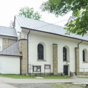 Zdjęcie nr 1: Kościół murowany, orientowany, z półkoliście zamkniętym prezbiterium, niewielką zakrystią od północy, z przedsionkiem i wieżą od zachodu. Budynek trójnawowy, trójprzęsłowy, z nawą główną szerszą od bocznych, oddzieloną filarami, ze sklepieniem zwierciadlanym. Prezbiterium oddzielone łukiem tęczowym, dwuprzęsłowe, nakryte sklepieniem żaglastym z gurtami. Od zachodu chór muzyczny wsparty na ściankach i filarach przechodzących w pilastry. Ściany artykułowane płaskimi pilastrami. Ściany, podpory oraz sklepienie pokryte polichromią.
Między pilastrami naw bocznych oraz po obu stronach ołtarza okna w kształcie stojącego prostokąta zamkniętego półkoliście. Dwa mniejsze okna w przedsionku, po jednym w drugiej i trzeciej kondygnacji wieży od zachodu, w czwartej kondygnacji z czterech stron. Główne drzwi od wschodu, boczne od północy, kolejne do północy do zakrystii. 
Fasada kościoła trójosiowa, czterokondygnacyjna, z wieżą na osi. Osie wydzielone są lizenami na narożach występu wieży, kondygnacje artykułowane otworami. Do wejścia prowadzą  drzwi w kształcie stojącego prostokąta w niszy zamkniętej łukiem koszowym, w drugiej kondygnacji balkon, w którym na tle okna figura Marii. W osiach bocznych wąskie okna w kształcie stojącego prostokąta zamkniętego półkoliście. Kondygnacje oddzielone niezbyt wydatnym gzymsem. Dwie górne kondygnacje przeprute oknami, w ostatniej kondygnacji wieża przechodzi w ośmioboczną. Tynkowane ściany boczne naw oraz prezbiterium artykułowane murowanymi z kamienia lizenami, pomiędzy którymi są okna umieszczone we wnękach. Nawa główna oraz kruchta nakryte dachami dwuspadowymi, prezbiterium dwuspadowym zamkniętym półkoliście. Wieża zwieńczona hełmem w formie ostrosłupa z trójkątnymi wycięciami powyżej okien ostatniej kondygnacji. Pod kościołem znajduje się wymurowania z kamienia grota, do której spływa woda ze słynącego cudami źródła. W grocie ustawiono figurę Matki Boskiej. 
Całe wyposażenie pochodzi z drugiej połowy XIX wieku. 