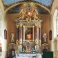 Zdjęcie nr 1: Nastawa ołtarzowa architektoniczna, jednoosiowa, jednokondygnacyjna, z bramkami, na cokole. Mensa skrzyniowa z dekorowanym antepedium. Nastawa na wysokim, pięciodzielnym cokole, którego druga i czwarta część są wysunięte do przodu. Pole główne ujęte parą pilastrów za dwiema parami kolumn dekorowanych do jednej trzeciej wysokości motywami złożonymi z ornamentów roślinnych z kaboszonami pośrodku, o kapitelach kompozytowych, dźwigających imposty i gzyms wyłamany do przodu. Środkowa para wysunięta przed lico ołtarza, zwieńczona trójkątnym przyczółkiem z kartuszem herbowym utworzonym z małżowiny z monogramem maryjnym pośrodku. Pole główne z obrazem Marii z rodzicami wymiennie z wizerunkiem Matki Boskiej Częstochowskiej i Matki Boskiej Fatimskiej w szerokiej, ażurowej, złoconej ramie. 
Zwieńczenie przyjmuje kształt glorii promienistej, w której centrum znajduje się gołębica w otoczeniu obłoków adorowana przez dwa anioły wspierające się na belkowaniu; na zewnętrznych fragmentach belkowania wazony płomieniste.  
Na bramkach przeprutych łukiem podkowiastym i zwieńczonych trójkątnym przyczółkiem posadowione na cokołach figury św. Kazimierza po lewej i św. Jana z Kęt po prawej. 
Nastawa marmoryzowana na kolor szary, płyciny na kolor beżowy, kolumny i niektóre detale na bordowo, większość detali ornamentyki złocona. Polichromia rzeźby w partiach ciała naturalistyczna.