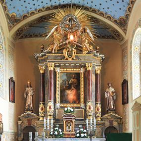 Zdjęcie nr 1: Nastawa ołtarzowa architektoniczna, jednoosiowa, jednokondygnacyjna, z bramkami, na cokole. Mensa skrzyniowa z dekorowanym antepedium. Nastawa na wysokim, pięciodzielnym cokole, którego druga i czwarta część są wysunięte do przodu. Pole główne ujęte parą pilastrów za dwiema parami kolumn dekorowanych do jednej trzeciej wysokości motywami złożonymi z ornamentów roślinnych z kaboszonami pośrodku, o kapitelach kompozytowych, dźwigających imposty i gzyms wyłamany do przodu. Środkowa para wysunięta przed lico ołtarza, zwieńczona trójkątnym przyczółkiem z kartuszem herbowym utworzonym z małżowiny z monogramem maryjnym pośrodku. Pole główne z obrazem Marii z rodzicami wymiennie z wizerunkiem Matki Boskiej Częstochowskiej i Matki Boskiej Fatimskiej w szerokiej, ażurowej, złoconej ramie. 
Zwieńczenie przyjmuje kształt glorii promienistej, w której centrum znajduje się gołębica w otoczeniu obłoków adorowana przez dwa anioły wspierające się na belkowaniu; na zewnętrznych fragmentach belkowania wazony płomieniste.  
Na bramkach przeprutych łukiem podkowiastym i zwieńczonych trójkątnym przyczółkiem posadowione na cokołach figury św. Kazimierza po lewej i św. Jana z Kęt po prawej. 
Nastawa marmoryzowana na kolor szary, płyciny na kolor beżowy, kolumny i niektóre detale na bordowo, większość detali ornamentyki złocona. Polichromia rzeźby w partiach ciała naturalistyczna.