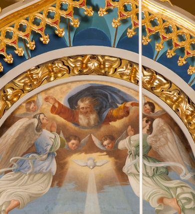 Zdjęcie nr 5: Ołtarz przyścienny z obejściem, złożony z mensy, predelli, bramek i nastawy. Mensa sarkofagowa, z kamiennym blatem, antepedium haftowane w motywy roślinne, z barankiem paschalnym w centrum. Predella dwukondygnacyjna, trójosiowa, osie rozdzielają zdwojone kolumny na wysokich konsolach, wychodzące przed lico predelli. W dolnej partii, części boczne dekorowane płycinami o kształcie zbliżonym do kwadratu, złożone z czworoliści, w polu środkowym prostopadłościenne tabernakulum, z drzwiczkami dekorowanymi groszowaniem i umieszczonym na jego tle motywem zdwojonego łuku ostrego z wpisanym monogramem IHS. Górna kondygnacja predelli oddzielona gzymsem, złożona z trzech zakończonych ostrołukowo blend w centrum i pięciu płycin różnej wysokości w częściach bocznych, flankowana pinaklami. Oś środkowa zakończona łukiem w ośli grzbiet nałożonym na łuk okrągły, zdobionym żabkami i zwieńczona krzyżem, flankowanym pinaklami z żabkami i kwiatonem. Do predelli przylegają z dwóch stron bramki prostokątne, zamknięte od góry łukiem odwróconym i flankowane pinaklem zakończonym kwiatonem. W bramkach wycięty otwór w kształcie prostokąta zamkniętego łukiem pełnym, powyżej którego umieszczono okrągłą plakietę wypełnioną motywem czworoliścia z wpisanymi łukami podkowiastymi. Plakietę ujmuje od góry łuk nadwieszony stykający się w środkowej części ze wspomnianym łukiem odwróconym. Nastawa znajduje się za predellą. Widoczna część składa się z pola flankowanego smukłymi kolumnami o kapitelach utworzonych z motywów roślinnych, na których skośnie ustawiono pinakle zdobione żabkami i zwieńczone kwiatonami. Na kolumnach wspiera się łuk w ośli grzbiet zdobiony od dołu ażurową koronką, a od góry żabkami i zwieńczony krzyżem. Za kolumnami ustawiono niższe, smuklejsze i skręcone, nakryte baldachimami z wyciętymi łukami ostrymi. Pole nastawy wypełnia obraz z przedstawieniem chrztu Chrystusa w kształcie stojącego prostokąta zamkniętego półkoliście w ramie utworzonej z mięsistych liści. 
Powierzchnia ołtarza w kolorze białym, wnętrza płycin czerwone, profile, detale i ornamenty złocone, wnętrze arkady nastawy niebieskie. 