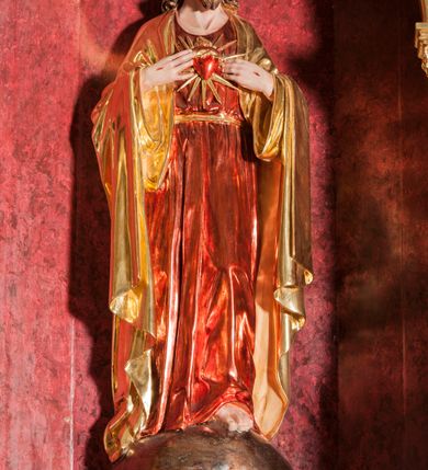 Zdjęcie nr 2: Ołtarz przyścienny, architektoniczny, jednoosiowy, jednokondygnacyjny. Mensa skrzyniowa z kamiennym portatylem, poprzedzona dwoma, masywnymi kolumienkami o kostkowych kapitelach. Antepedium artykułowane czterema prostokątnymi płycinami zamkniętymi półkoliście. Na mensie, na kolumienkach blat ołtarza. Na nim prostopadłościenne tabernakulum, z drzwiczkami akcentowanymi płyciną w kształcie prostokąta zamkniętego półkoliście. Na drzwiach aplikowane, złączone ze sobą symbole: kielich z hostią, gorejące serce, krzyż i kotwica na tle obłoków. Cokół nastawy ołtarza pięciodzielny, z płycinami. Wysunięte osie cokołu są dekorowane plakietą z motywem roślinnym, zaś skrajne są ozdobione konsolami z aplikowaną, okrągłą rozetą. Pole środkowe z prostokątną wnęką zamkniętą półkoliście, z łukiem wspartym na dwóch kolumnach korynckich. We wnęce na czerwonym tle figura Najświętszego Serca Pana Jezusa. W narożach plakiety ornamentalne w trójkątnych polach. Nastawa flankowana parą kolumn korynckich ustawionych na wysuniętych partiach cokołu oraz figurami świętych. Kolumny wspierają belkowanie zwieńczone trójkątnym przyczółkiem wypełnionym chrystogramem. Za tympanonem pozłacana kopuła pokryta motywem rybiej łuski, zwieńczona krzyżem postawionym na rozecie. Całość ołtarza fladrowana w odcieniu ciemnobrązowym, ornamenty i detal architektoniczny złocony, polichromia rzeźb naturalistyczna.