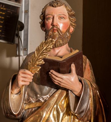 Zdjęcie nr 4: Ołtarz przyścienny, architektoniczny, jednoosiowy, jednokondygnacyjny. Mensa skrzyniowa z kamiennym portatylem, poprzedzona dwoma, masywnymi kolumienkami o kostkowych kapitelach. Antepedium artykułowane czterema prostokątnymi płycinami zamkniętymi półkoliście. Na mensie, na kolumienkach blat ołtarza. Na nim prostopadłościenne tabernakulum, z drzwiczkami akcentowanymi płyciną w kształcie prostokąta zamkniętego półkoliście. Na drzwiach aplikowane, złączone ze sobą symbole: kielich z hostią, gorejące serce, krzyż i kotwica na tle obłoków. Cokół nastawy ołtarza pięciodzielny, z płycinami. Wysunięte osie cokołu są dekorowane plakietą z motywem roślinnym, zaś skrajne są ozdobione konsolami z aplikowaną, okrągłą rozetą. Pole środkowe z prostokątną wnęką zamkniętą półkoliście, z łukiem wspartym na dwóch kolumnach korynckich. We wnęce na czerwonym tle figura Najświętszego Serca Pana Jezusa. W narożach plakiety ornamentalne w trójkątnych polach. Nastawa flankowana parą kolumn korynckich ustawionych na wysuniętych partiach cokołu oraz figurami świętych. Kolumny wspierają belkowanie zwieńczone trójkątnym przyczółkiem wypełnionym chrystogramem. Za tympanonem pozłacana kopuła pokryta motywem rybiej łuski, zwieńczona krzyżem postawionym na rozecie. Całość ołtarza fladrowana w odcieniu ciemnobrązowym, ornamenty i detal architektoniczny złocony, polichromia rzeźb naturalistyczna.