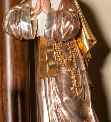 Zdjęcie nr 7: Ołtarz przyścienny, architektoniczny, jednoosiowy, jednokondygnacyjny. Mensa skrzyniowa z kamiennym portatylem, poprzedzona dwoma, masywnymi kolumienkami o kostkowych kapitelach. Antepedium artykułowane czterema prostokątnymi płycinami zamkniętymi półkoliście. Na mensie, na kolumienkach blat ołtarza. Na nim prostopadłościenne tabernakulum, z drzwiczkami akcentowanymi płyciną w kształcie prostokąta zamkniętego półkoliście. Na drzwiach aplikowane, złączone ze sobą symbole: kielich z hostią, gorejące serce, krzyż i kotwica na tle obłoków. Cokół nastawy ołtarza pięciodzielny, z płycinami. Wysunięte osie cokołu są dekorowane plakietą z motywem roślinnym, zaś skrajne są ozdobione konsolami z aplikowaną, okrągłą rozetą. Pole środkowe z prostokątną wnęką zamkniętą półkoliście, z łukiem wspartym na dwóch kolumnach korynckich. We wnęce na czerwonym tle figura Najświętszego Serca Pana Jezusa. W narożach plakiety ornamentalne w trójkątnych polach. Nastawa flankowana parą kolumn korynckich ustawionych na wysuniętych partiach cokołu oraz figurami świętych. Kolumny wspierają belkowanie zwieńczone trójkątnym przyczółkiem wypełnionym chrystogramem. Za tympanonem pozłacana kopuła pokryta motywem rybiej łuski, zwieńczona krzyżem postawionym na rozecie. Całość ołtarza fladrowana w odcieniu ciemnobrązowym, ornamenty i detal architektoniczny złocony, polichromia rzeźb naturalistyczna.