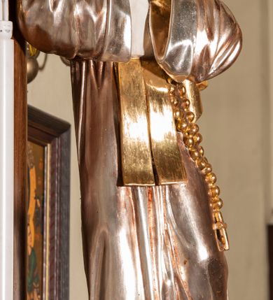 Zdjęcie nr 1: Rzeźba pełnoplastyczna, całopostaciowa, wydrążona od tyłu, na cokole.  Święta zakonnica została ukazana w skręcie w prawo, w kontrapoście, z ciężarem na prawej nodze i sylwetką lekko wysuniętą do przodu, z uniesioną głową. Ręce ma złożone do modlitwy, łokcie uniesione. Święta ma owalną, rumianą twarz, niebieskie, skierowane do góry oczy, wąskie brwi, prosty nos oraz małe, czerwone usta. Jest ubrana w długi, srebrny habit z szerokimi rękawami, przepasany szeroką, złotą szarfą z przytroczonym różańcem na lewym biodrze; na głowie ma złoty welon. Polichromia w partiach ciała naturalistyczna.
