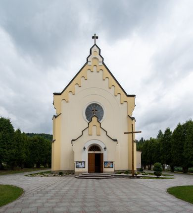 Zdjęcie nr 3: Kościół orientowany, jednonawowy, czteroprzęsłowy z niższym i węższym, jednoprzęsłowym prezbiterium zamkniętym wielobocznie. Od północnego wschodu do prezbiterium i nawy przylega zakrystia na rzucie prostokąta, od południowego wschodu prostokątna kruchta, a od zachodu kolejna prostokątna kruchta. W nawie sklepienie kolebkowe z lunetami, na zdwojonych gurtach przechodzących w pilastry o kompozytowych kapitelach i kanelowanych trzonach; w prezbiterium kolebkowe z lunetami na pojedynczych gurtach. Prezbiterium od nawy wydziela ściana tęczowa otwierająca się do wnętrza półkolistą arkadą. W ostatnim, zachodnim przęśle nawy chór muzyczny o ażurowej balustradzie, wsparty na dwóch smukłych, żeliwnych kolumnach. Otwory okienne w nawie i prezbiterium w kształcie stojącego prostokąta zamkniętego półkoliście. W ścianie zachodniej, w osi elewacji okno okrągłe. Fasada jednokondygnacyjna, jednoosiowa zamknięta trójkątną ścianą szczytową zwieńczoną krzyżem osadzonym na niewielkim daszku. W przyziemiu kruchta z otworem wejściowym w kształcie stojącego prostokąta zamkniętego łukiem półkolistym. Drzwi drewniane, dwuskrzydłowe z nadświetlem. Elewacja kruchty zamknięta schodkową ścianą szczytową zwieńczoną kamiennym krzyżem. Powyżej duże, okrągłe okno wypełnione rozetą, ujęte w motyw półkolistej arkady zaznaczonej w tynku. W górnej części fasady fryz arkadkowy. Elewacje boczne artykułowane uskokowymi przyporami, w górnej części dekorowane fryzem arkadowym. Nad nawą dach dwuspadowy, nad prezbiterium wielopołaciowy, ponad zakrystią oraz obiema kruchtami jednospadowy. Wszystkie kryte blachą. Ponad nawą umieszczona czworoboczna wieżyczka na sygnaturkę, z glorietą zwieńczoną ostrosłupowym hełmem. Na jej szczycie ażurowy krzyż. Elewacje świątyni tynkowane w odcieniach koloru żółtego oraz bieli.