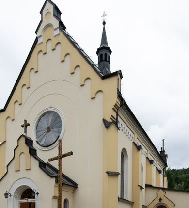 Zdjęcie nr 1: Kościół orientowany, jednonawowy, czteroprzęsłowy z niższym i węższym, jednoprzęsłowym prezbiterium zamkniętym wielobocznie. Od północnego wschodu do prezbiterium i nawy przylega zakrystia na rzucie prostokąta, od południowego wschodu prostokątna kruchta, a od zachodu kolejna prostokątna kruchta. W nawie sklepienie kolebkowe z lunetami, na zdwojonych gurtach przechodzących w pilastry o kompozytowych kapitelach i kanelowanych trzonach; w prezbiterium kolebkowe z lunetami na pojedynczych gurtach. Prezbiterium od nawy wydziela ściana tęczowa otwierająca się do wnętrza półkolistą arkadą. W ostatnim, zachodnim przęśle nawy chór muzyczny o ażurowej balustradzie, wsparty na dwóch smukłych, żeliwnych kolumnach. Otwory okienne w nawie i prezbiterium w kształcie stojącego prostokąta zamkniętego półkoliście. W ścianie zachodniej, w osi elewacji okno okrągłe. Fasada jednokondygnacyjna, jednoosiowa zamknięta trójkątną ścianą szczytową zwieńczoną krzyżem osadzonym na niewielkim daszku. W przyziemiu kruchta z otworem wejściowym w kształcie stojącego prostokąta zamkniętego łukiem półkolistym. Drzwi drewniane, dwuskrzydłowe z nadświetlem. Elewacja kruchty zamknięta schodkową ścianą szczytową zwieńczoną kamiennym krzyżem. Powyżej duże, okrągłe okno wypełnione rozetą, ujęte w motyw półkolistej arkady zaznaczonej w tynku. W górnej części fasady fryz arkadkowy. Elewacje boczne artykułowane uskokowymi przyporami, w górnej części dekorowane fryzem arkadowym. Nad nawą dach dwuspadowy, nad prezbiterium wielopołaciowy, ponad zakrystią oraz obiema kruchtami jednospadowy. Wszystkie kryte blachą. Ponad nawą umieszczona czworoboczna wieżyczka na sygnaturkę, z glorietą zwieńczoną ostrosłupowym hełmem. Na jej szczycie ażurowy krzyż. Elewacje świątyni tynkowane w odcieniach koloru żółtego oraz bieli.