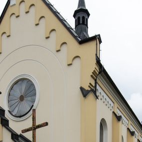 Zdjęcie nr 1: Kościół orientowany, jednonawowy, czteroprzęsłowy z niższym i węższym, jednoprzęsłowym prezbiterium zamkniętym wielobocznie. Od północnego wschodu do prezbiterium i nawy przylega zakrystia na rzucie prostokąta, od południowego wschodu prostokątna kruchta, a od zachodu kolejna prostokątna kruchta. W nawie sklepienie kolebkowe z lunetami, na zdwojonych gurtach przechodzących w pilastry o kompozytowych kapitelach i kanelowanych trzonach; w prezbiterium kolebkowe z lunetami na pojedynczych gurtach. Prezbiterium od nawy wydziela ściana tęczowa otwierająca się do wnętrza półkolistą arkadą. W ostatnim, zachodnim przęśle nawy chór muzyczny o ażurowej balustradzie, wsparty na dwóch smukłych, żeliwnych kolumnach. Otwory okienne w nawie i prezbiterium w kształcie stojącego prostokąta zamkniętego półkoliście. W ścianie zachodniej, w osi elewacji okno okrągłe. Fasada jednokondygnacyjna, jednoosiowa zamknięta trójkątną ścianą szczytową zwieńczoną krzyżem osadzonym na niewielkim daszku. W przyziemiu kruchta z otworem wejściowym w kształcie stojącego prostokąta zamkniętego łukiem półkolistym. Drzwi drewniane, dwuskrzydłowe z nadświetlem. Elewacja kruchty zamknięta schodkową ścianą szczytową zwieńczoną kamiennym krzyżem. Powyżej duże, okrągłe okno wypełnione rozetą, ujęte w motyw półkolistej arkady zaznaczonej w tynku. W górnej części fasady fryz arkadkowy. Elewacje boczne artykułowane uskokowymi przyporami, w górnej części dekorowane fryzem arkadowym. Nad nawą dach dwuspadowy, nad prezbiterium wielopołaciowy, ponad zakrystią oraz obiema kruchtami jednospadowy. Wszystkie kryte blachą. Ponad nawą umieszczona czworoboczna wieżyczka na sygnaturkę, z glorietą zwieńczoną ostrosłupowym hełmem. Na jej szczycie ażurowy krzyż. Elewacje świątyni tynkowane w odcieniach koloru żółtego oraz bieli.