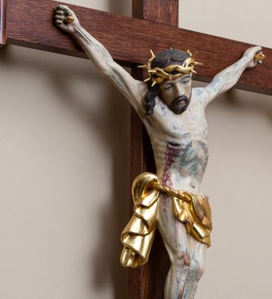 Zdjęcie nr 1: Ciało Chrystusa tworzy kształt litery „Y”, jest przybite do krzyża trzema złoconymi gwoździami. Głowa postaci oraz pasmo falowanych, brązowych włosów opada na prawe ramię. Twarz pociągła z krótką, brązową brodą, oczy zamknięte. Na głowie złota korona cierniowa. Tors nagi, wyprężony z wyraźnie zaznaczoną muskulaturą. W prawym boku postaci widoczna krwawiąca rana. Wokół bioder luźno udrapowane złocone perizonium przewiązane sznurem. Na prawym boku postaci tworzy się fałda kaskadowo opadająca w dół. Krzyż drewniany o trójlistnie zakończonych ramionach. W górnej części pionowej belki umieszczony złocony titulus z napisem „IN/RI”. Rzeźba polichromowana, perizonium oraz korona cierniowa złocone.
