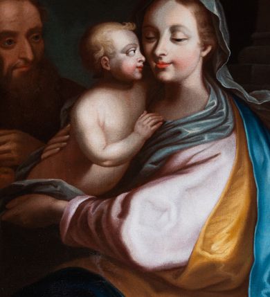Zdjęcie nr 1: Obraz w kształcie pionowego owalu ujęty profilowaną, złoconą ramą. W centrum kompozycji przedstawienie Matki Boskiej z Dzieciątkiem i św. Józefem. Maria ukazana w pozycji siedzącej, w ujęciu do wysokości kolan, w trzech czwartych zwrócona w prawo. Rękami podtrzymuje Dzieciątko Jezus przytulone do jej prawego boku. Twarz Marii okrągła o pełnych, zaróżowionych policzkach i delikatnej, jasnej karnacji. Oczy przymknięte, usta niewielkie, w lekkim uśmiechu. Długie, jasnobrązowe włosy częściowo schowane pod jasnobłękitną chustą. Maria jest ubrana w jasnoróżową suknię z długimi, szerokimi rękawami i błękitny płaszcz z żółtą podszewką. Dzieciątko przedstawione w półpostaci, zwrócone w stronę Marii. Jego twarz o pełnym kształcie i jasnej karnacji ukazana z prawego profilu. Policzki lekko zaróżowione, usta przedstawione w delikatnym uśmiechu. Włosy jasne, lekko kręcone. Dzieciątko prawą ręką dotyka dekoltu Marii. Nieco z tyłu, z lewej strony kompozycji przedstawiono św. Józefa, ukazanego w półpostaci. Twarz o rysach starca, czoło wysokie, nos wydatny, lekko zakrzywiony, usta wąskie, w lekkim uśmiechu. Włosy i zarost świętego mają kolor ciemnobrązowy. Postać ubrana jest w ciemne szaty, w rękach trzyma owoce. Tło obrazu ciemne, utrzymane w chłodnych zielono-niebieskich odcieniach. Z prawej strony kompozycji widoczny fragment kolumny ustawionej na wysokim cokole.