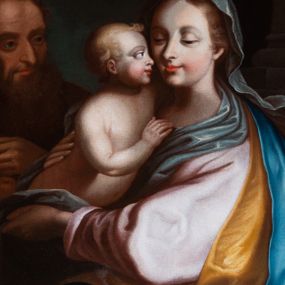 Zdjęcie nr 1: Obraz w kształcie pionowego owalu ujęty profilowaną, złoconą ramą. W centrum kompozycji przedstawienie Matki Boskiej z Dzieciątkiem i św. Józefem. Maria ukazana w pozycji siedzącej, w ujęciu do wysokości kolan, w trzech czwartych zwrócona w prawo. Rękami podtrzymuje Dzieciątko Jezus przytulone do jej prawego boku. Twarz Marii okrągła o pełnych, zaróżowionych policzkach i delikatnej, jasnej karnacji. Oczy przymknięte, usta niewielkie, w lekkim uśmiechu. Długie, jasnobrązowe włosy częściowo schowane pod jasnobłękitną chustą. Maria jest ubrana w jasnoróżową suknię z długimi, szerokimi rękawami i błękitny płaszcz z żółtą podszewką. Dzieciątko przedstawione w półpostaci, zwrócone w stronę Marii. Jego twarz o pełnym kształcie i jasnej karnacji ukazana z prawego profilu. Policzki lekko zaróżowione, usta przedstawione w delikatnym uśmiechu. Włosy jasne, lekko kręcone. Dzieciątko prawą ręką dotyka dekoltu Marii. Nieco z tyłu, z lewej strony kompozycji przedstawiono św. Józefa, ukazanego w półpostaci. Twarz o rysach starca, czoło wysokie, nos wydatny, lekko zakrzywiony, usta wąskie, w lekkim uśmiechu. Włosy i zarost świętego mają kolor ciemnobrązowy. Postać ubrana jest w ciemne szaty, w rękach trzyma owoce. Tło obrazu ciemne, utrzymane w chłodnych zielono-niebieskich odcieniach. Z prawej strony kompozycji widoczny fragment kolumny ustawionej na wysokim cokole.