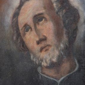 Zdjęcie nr 1: Obraz w kształcie stojącego prostokąta, ujęty drewnianą, profilowaną i częściowo złoconą ramą. W centrum kompozycji ukazany św. Andrzej Bobola przedstawiony w popiersiu z głową lekko przechyloną w prawo. Odziany w czarną sutannę, spod której wystaje biała koloratka. Święty ma pociągłą twarz, wąskie usta i długi, prosty nos. Brązowe oczy postaci skierowane są ku górze. Święty ma krótką siwą brodę oraz lekko falowane włosy w tym samym kolorze. Wokół głowy postaci znajduje się świetlisty nimb. Tło kompozycji jest gładkie, utrzymane w odcieniach ciemnego brązu.