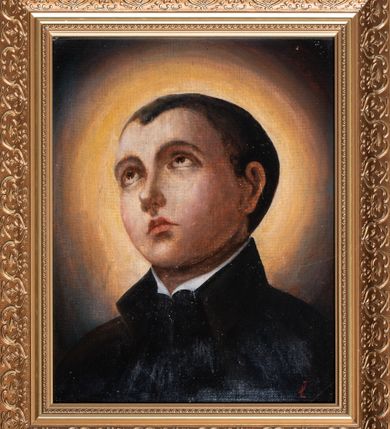 Zdjęcie nr 1: Obraz w kształcie stojącego prostokąta w profilowanej, złoconej ramie. W centrum kompozycji ukazany w ujęciu portretowym św. Stanisław Kostka. Święty zwrócony w prawą stronę, unosi głowę i wzrok ku górze. Twarz młodzieńcza, o owalnym kształcie, długi i zadarty do góry nos, małe usta, bardzo krótkie i ciemnobrązowe włosy. Ubrany jest w czarną sutannę i płaszcz z postawionym do góry kołnierzem. Wokół głowy ma świetlisty, złoty nimb. Tło obrazu ciemne. W prawym dolnym narożu malowana na czerwono sygnatura z nachodzących na siebie liter: „J Ł”.

 