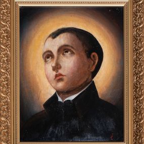 Zdjęcie nr 1: Obraz w kształcie stojącego prostokąta w profilowanej, złoconej ramie. W centrum kompozycji ukazany w ujęciu portretowym św. Stanisław Kostka. Święty zwrócony w prawą stronę, unosi głowę i wzrok ku górze. Twarz młodzieńcza, o owalnym kształcie, długi i zadarty do góry nos, małe usta, bardzo krótkie i ciemnobrązowe włosy. Ubrany jest w czarną sutannę i płaszcz z postawionym do góry kołnierzem. Wokół głowy ma świetlisty, złoty nimb. Tło obrazu ciemne. W prawym dolnym narożu malowana na czerwono sygnatura z nachodzących na siebie liter: „J Ł”.

 