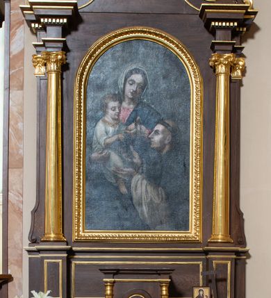 Zdjęcie nr 1: Ołtarz przyścienny, architektoniczny, jednoosiowy, jednokondygnacyjny ze zwieńczeniem. Mensa prostopadłościenna z kamiennym portatylem, zamknięta wydatnym, profilowanym gzymsem wspartym na dwóch parach złoconych półkolumn. Pośrodku antepedium czworolistne, srebrzone i złocone pole z monogramem maryjnym i czterema gwiazdami. Tabernakulum prostopadłościenne, ujęte złoconymi kolumienkami dźwigającymi profilowany gzyms. Drzwiczki w kształcie stojącego prostokąta zamkniętego półkoliście. Retabulum ujęte parą złoconych kolumn korynckich ustawionych na tle pary pilastrów w dolnej części trzonu przechodzących w woluty. Podpory ustawione na cokole wspierają odcinki wyłamanego belkowania, na którym ustawione są złocone wazony. W partii gzymsu złocone kostkowanie. Zwieńczenie ujęte akantowymi spływami wolutowymi; pośrodku owalne pole ze złoconym monogramem maryjnym umieszczonym na srebrzonym tle. Zwieńczenie zamknięte profilowanym gzymsem wyginającym się w kształt łuku nadwieszonego i umieszczonym w osi ołtarza krzyżem o trójlistnych zakończeniach ramion. W polu głównym ołtarza obraz z przedstawieniem Matki Boskiej z Dzieciątkiem i św. Dominikiem ujęty prostokątną, profilowaną ramą zamkniętą łukiem półkolistym. Cokół nastawy dekorowany rzeźbionym ornamentem roślinnym. Całość struktury ołtarza lakierowana w odcieniu ciemnobrązowym, detal architektoniczny pozłacany i posrebrzany.