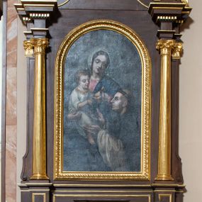 Zdjęcie nr 1: Ołtarz przyścienny, architektoniczny, jednoosiowy, jednokondygnacyjny ze zwieńczeniem. Mensa prostopadłościenna z kamiennym portatylem, zamknięta wydatnym, profilowanym gzymsem wspartym na dwóch parach złoconych półkolumn. Pośrodku antepedium czworolistne, srebrzone i złocone pole z monogramem maryjnym i czterema gwiazdami. Tabernakulum prostopadłościenne, ujęte złoconymi kolumienkami dźwigającymi profilowany gzyms. Drzwiczki w kształcie stojącego prostokąta zamkniętego półkoliście. Retabulum ujęte parą złoconych kolumn korynckich ustawionych na tle pary pilastrów w dolnej części trzonu przechodzących w woluty. Podpory ustawione na cokole wspierają odcinki wyłamanego belkowania, na którym ustawione są złocone wazony. W partii gzymsu złocone kostkowanie. Zwieńczenie ujęte akantowymi spływami wolutowymi; pośrodku owalne pole ze złoconym monogramem maryjnym umieszczonym na srebrzonym tle. Zwieńczenie zamknięte profilowanym gzymsem wyginającym się w kształt łuku nadwieszonego i umieszczonym w osi ołtarza krzyżem o trójlistnych zakończeniach ramion. W polu głównym ołtarza obraz z przedstawieniem Matki Boskiej z Dzieciątkiem i św. Dominikiem ujęty prostokątną, profilowaną ramą zamkniętą łukiem półkolistym. Cokół nastawy dekorowany rzeźbionym ornamentem roślinnym. Całość struktury ołtarza lakierowana w odcieniu ciemnobrązowym, detal architektoniczny pozłacany i posrebrzany.