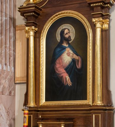 Zdjęcie nr 1: Ołtarz przyścienny, architektoniczny, jednoosiowy, jednokondygnacyjny ze zwieńczeniem. Mensa prostopadłościenna z kamiennym portatylem, zamknięta wydatnym, profilowanym gzymsem wspartym na dwóch parach złoconych półkolumn. Pośrodku antepedium czworolistne, srebrzone i złocone pole z monogramem IHS i czterema gwiazdami. Tabernakulum prostopadłościenne, ujęte złoconymi kolumienkami dźwigającymi profilowany gzyms. Drzwiczki w kształcie stojącego prostokąta zamkniętego półkoliście. Retabulum ujęte parą złoconych kolumn korynckich ustawionych na tle pary pilastrów w dolnej części trzonu przechodzących w woluty. Podpory ustawione na cokole wspierają odcinki wyłamanego belkowania, na którym ustawione są złocone wazony. W partii gzymsu złocone kostkowanie. Zwieńczenie ujęte akantowymi spływami wolutowymi; pośrodku owalne pole ze złoconym monogramem IHS umieszczonym na srebrzonym tle. Zwieńczenie zamknięte profilowanym gzymsem wyginającym się w kształt łuku nadwieszonego i umieszczonym w osi ołtarza krzyżem o trójlistnych zakończeniach ramion. W polu głównym ołtarza obraz z przedstawieniem Najświętszego Serca Jezusa ujęty prostokątną, profilowaną ramą zamkniętą łukiem półkolistym. Cokół nastawy dekorowany rzeźbionym ornamentem roślinnym. Całość struktury ołtarza lakierowana w odcieniu ciemnobrązowym, detal architektoniczny pozłacany i posrebrzany.