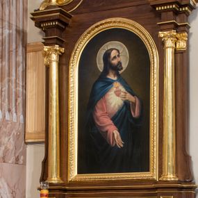 Zdjęcie nr 1: Ołtarz przyścienny, architektoniczny, jednoosiowy, jednokondygnacyjny ze zwieńczeniem. Mensa prostopadłościenna z kamiennym portatylem, zamknięta wydatnym, profilowanym gzymsem wspartym na dwóch parach złoconych półkolumn. Pośrodku antepedium czworolistne, srebrzone i złocone pole z monogramem IHS i czterema gwiazdami. Tabernakulum prostopadłościenne, ujęte złoconymi kolumienkami dźwigającymi profilowany gzyms. Drzwiczki w kształcie stojącego prostokąta zamkniętego półkoliście. Retabulum ujęte parą złoconych kolumn korynckich ustawionych na tle pary pilastrów w dolnej części trzonu przechodzących w woluty. Podpory ustawione na cokole wspierają odcinki wyłamanego belkowania, na którym ustawione są złocone wazony. W partii gzymsu złocone kostkowanie. Zwieńczenie ujęte akantowymi spływami wolutowymi; pośrodku owalne pole ze złoconym monogramem IHS umieszczonym na srebrzonym tle. Zwieńczenie zamknięte profilowanym gzymsem wyginającym się w kształt łuku nadwieszonego i umieszczonym w osi ołtarza krzyżem o trójlistnych zakończeniach ramion. W polu głównym ołtarza obraz z przedstawieniem Najświętszego Serca Jezusa ujęty prostokątną, profilowaną ramą zamkniętą łukiem półkolistym. Cokół nastawy dekorowany rzeźbionym ornamentem roślinnym. Całość struktury ołtarza lakierowana w odcieniu ciemnobrązowym, detal architektoniczny pozłacany i posrebrzany.