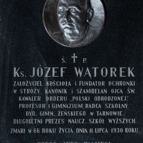 Zdjęcie nr 1: Epitafium w formie granitowej płyty o kształcie stojącego prostokąta. W górnej części, pośrodku umieszczony medalion z portretem księdza Józefa Wątorka. Zmarły przedstawiony w tzw. krótkim popiersiu z głową zwróconą w prawo. Ukazany jako dojrzały mężczyzna o okrągłej twarzy pozbawionej zarostu oraz wyraźnie zaznaczonej łysinie. Usta wąskie, nos wydatny. Charakterystyczne duże uszy. Poniżej inskrypcja
„Ś(WIĘTEJ) † P(AMIĘCI) /
Ks(iądz) JÓZEF WĄTOREK /
ZAŁOŻYCIEL KOŚCIOŁA i FUNDATOR OCHRONKI /
W STRÓŻY, KANONIK i SZAMBELAN OJCA ŚW(IĘTEGO) / 
KAWALER ORDERU „POLSKI ODRODZONEJ”. /
PROFESOR 1 GIMNAZIUM, RADCA SZKOLNY, /
DYR(EKTOR) GIMN(AZIUM) ŻEŃSKIEGO W TARNOWIE. /
DŁUGOLETNI PREZES NAUCZ(YCIELI) SZKÓŁ WYŻSZYCH. /
ZMARŁ W 66 ROKU ŻYCIA, DNIA 11 LIPCA 1930 ROKU. /
CZEŚĆ JEGO PAMIĘCI. /
WDZIĘCZNI PARAFIANIE.”
W narożach płyty umieszczone śruby o formach rozetek mocujące epitafium do ściany. 