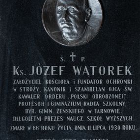 Zdjęcie nr 1: Epitafium w formie granitowej płyty o kształcie stojącego prostokąta. W górnej części, pośrodku umieszczony medalion z portretem księdza Józefa Wątorka. Zmarły przedstawiony w tzw. krótkim popiersiu z głową zwróconą w prawo. Ukazany jako dojrzały mężczyzna o okrągłej twarzy pozbawionej zarostu oraz wyraźnie zaznaczonej łysinie. Usta wąskie, nos wydatny. Charakterystyczne duże uszy. Poniżej inskrypcja
„Ś(WIĘTEJ) † P(AMIĘCI) /
Ks(iądz) JÓZEF WĄTOREK /
ZAŁOŻYCIEL KOŚCIOŁA i FUNDATOR OCHRONKI /
W STRÓŻY, KANONIK i SZAMBELAN OJCA ŚW(IĘTEGO) / 
KAWALER ORDERU „POLSKI ODRODZONEJ”. /
PROFESOR 1 GIMNAZIUM, RADCA SZKOLNY, /
DYR(EKTOR) GIMN(AZIUM) ŻEŃSKIEGO W TARNOWIE. /
DŁUGOLETNI PREZES NAUCZ(YCIELI) SZKÓŁ WYŻSZYCH. /
ZMARŁ W 66 ROKU ŻYCIA, DNIA 11 LIPCA 1930 ROKU. /
CZEŚĆ JEGO PAMIĘCI. /
WDZIĘCZNI PARAFIANIE.”
W narożach płyty umieszczone śruby o formach rozetek mocujące epitafium do ściany. 