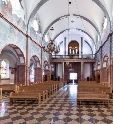 Zdjęcie nr 9: Trójnawowa, czteroprzęsłowa bazylika filarowa, z jednoprzęsłowym, zakończonym wielobocznie prezbiterium, przy którym od południa prostokątna zakrystia; od zachodu na osi wieża na rzucie kwadratu, z kruchtą w przyziemiu, częściowo wtopiona w korpus nawowy. Arkady międzynawowe i tęcza zamknięte półkoliście. Sklepienia kolebkowe z lunetami. Okna prostokątne zamknięte półkoliście, w nawie głównej, ponad arkadami międzynawowymi, okulusy. Fasada pięcioosiowa, pośrodku z ryzalitem wieży występującej przed lico elewacji nawy głównej i naw bocznych, w których zamknięte półkoliście otwory wejściowe. Wieża czterokondygnacyjna, nakryta ostrosłupowym, wysokim hełmem. Zakończenie prezbiterium opięte przyporami. Dachy dwuspadowe na nawą główną i prezbiterium, pulpitowe nad nawami bocznymi. 