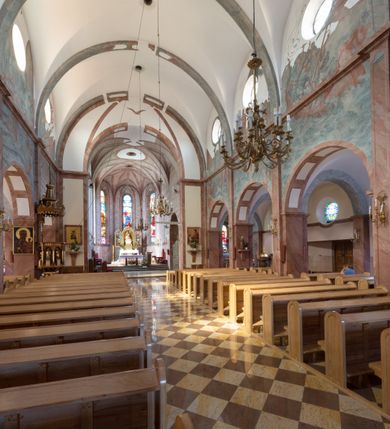 Zdjęcie nr 3: Trójnawowa, czteroprzęsłowa bazylika filarowa, z jednoprzęsłowym, zakończonym wielobocznie prezbiterium, przy którym od południa prostokątna zakrystia; od zachodu na osi wieża na rzucie kwadratu, z kruchtą w przyziemiu, częściowo wtopiona w korpus nawowy. Arkady międzynawowe i tęcza zamknięte półkoliście. Sklepienia kolebkowe z lunetami. Okna prostokątne zamknięte półkoliście, w nawie głównej, ponad arkadami międzynawowymi, okulusy. Fasada pięcioosiowa, pośrodku z ryzalitem wieży występującej przed lico elewacji nawy głównej i naw bocznych, w których zamknięte półkoliście otwory wejściowe. Wieża czterokondygnacyjna, nakryta ostrosłupowym, wysokim hełmem. Zakończenie prezbiterium opięte przyporami. Dachy dwuspadowe na nawą główną i prezbiterium, pulpitowe nad nawami bocznymi. 